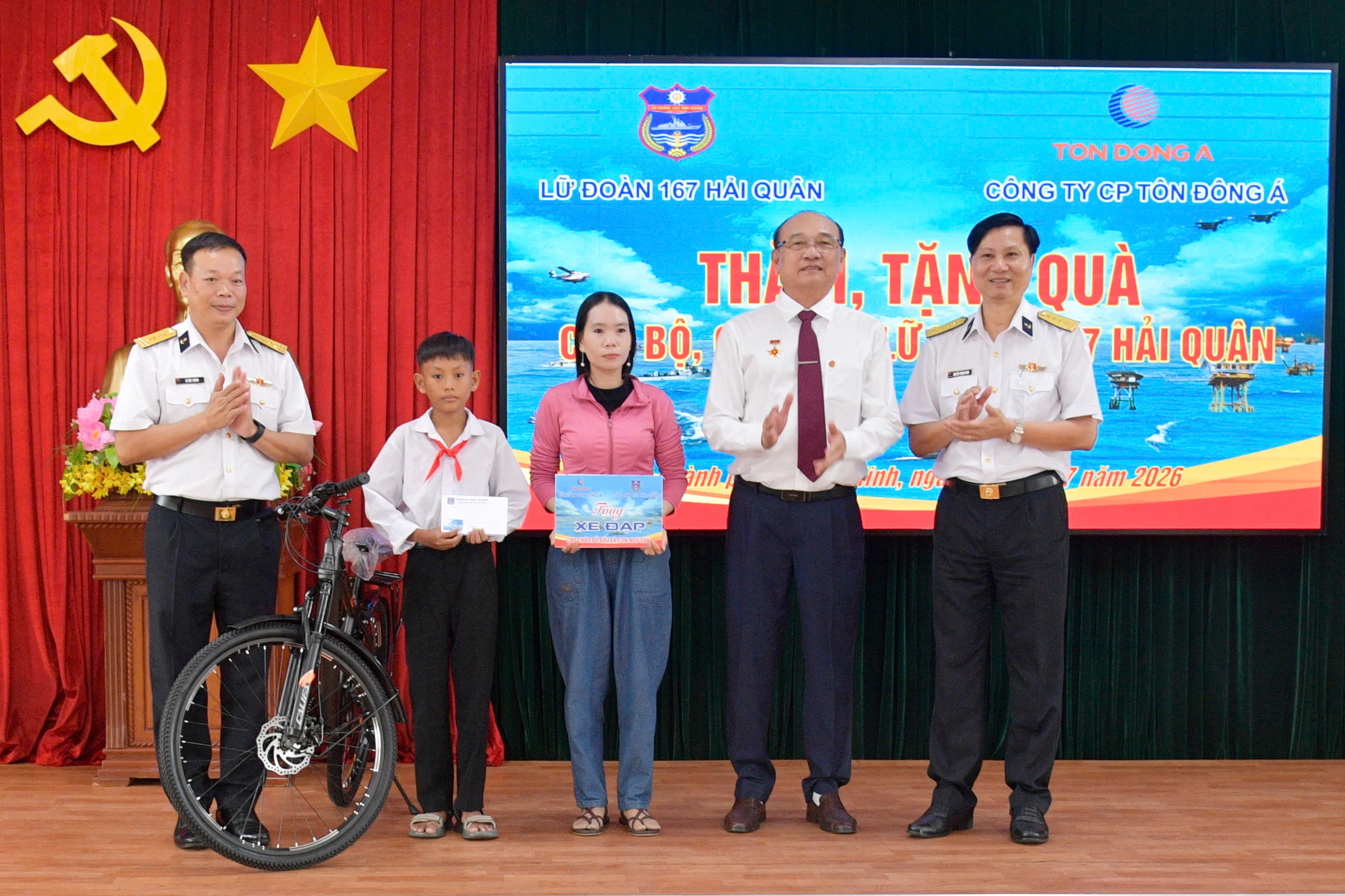 3-trao-qua-cho-con-ngu-dan-do-lu-doan-nhan-do-dau-1785232499.jpg
