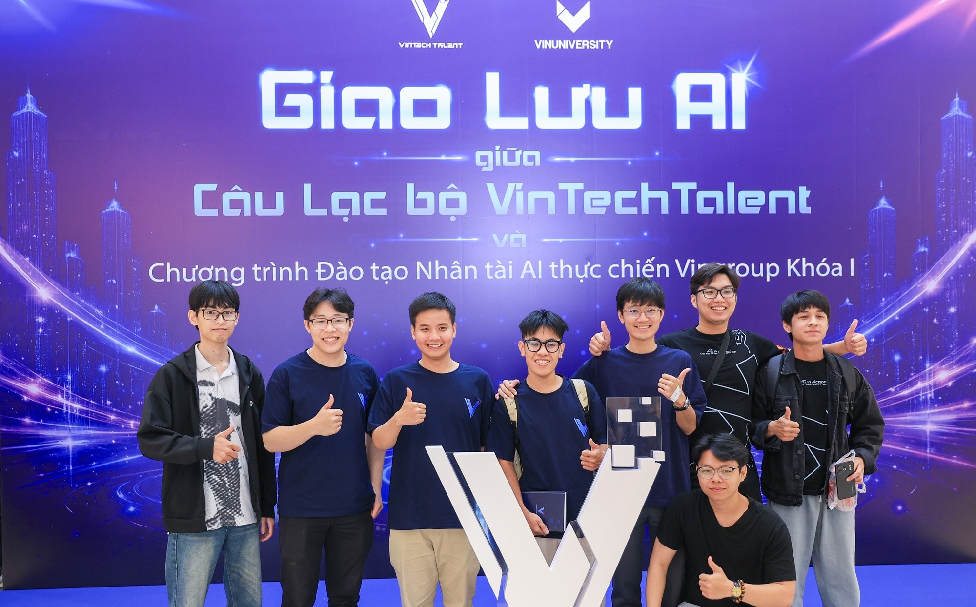 100% học viên khóa I tốt nghiệp chuẩn năng lực VinUni đã nhận được thư mời làm việc từ Vingroup với mức thu nhập lên tới gần 50 triệu đồng/tháng.   