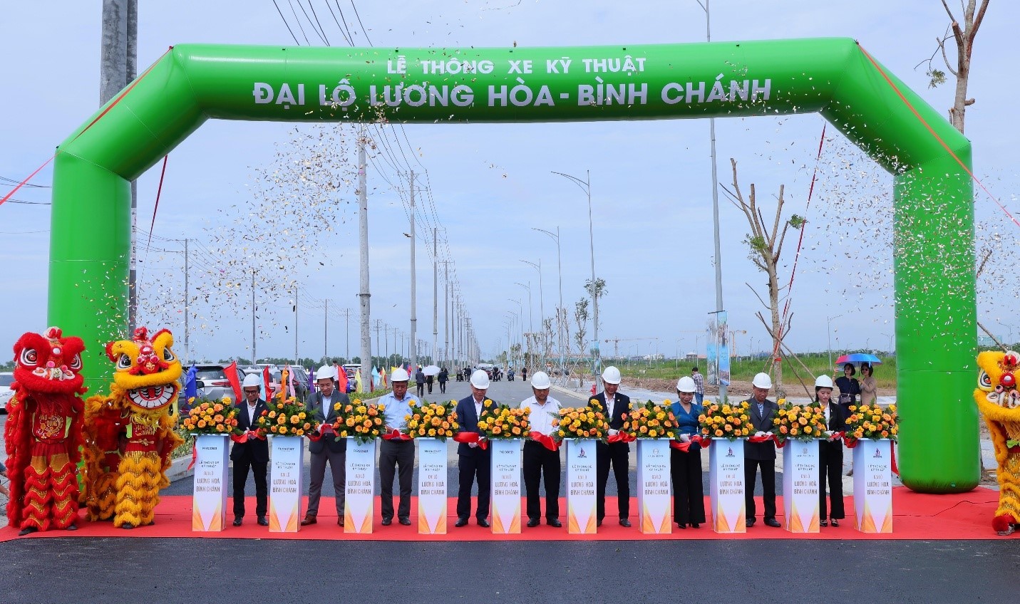 Đại diện Chủ đầu tư Prodezi Long An và Tandoland cắt băng khánh thành tại sự kiện thông xe.