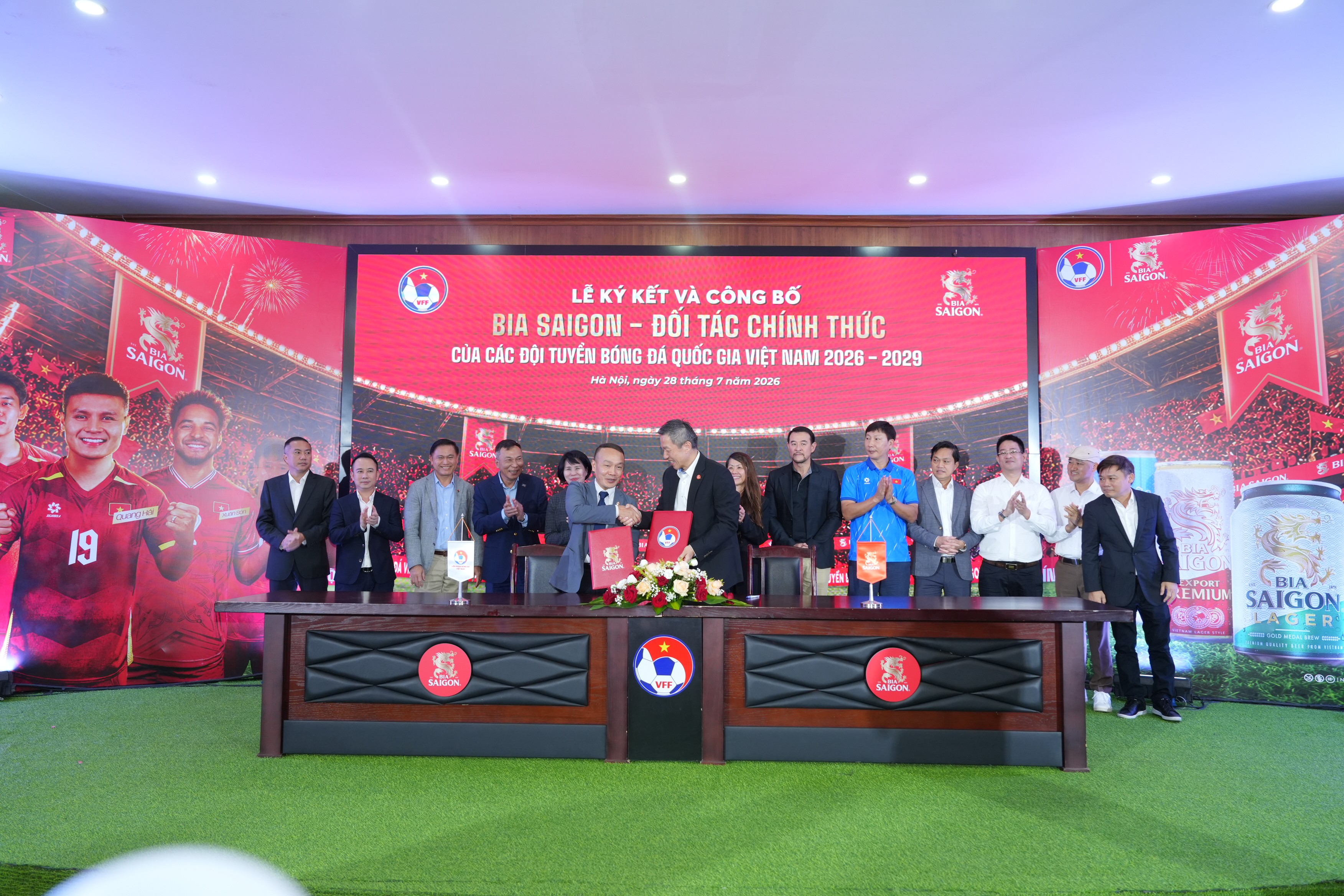 trong-khuon-kho-hop-tac-bia-saigon-tiep-tuc-la-doi-tac-doc-quyen-trong-nganh-bia-cua-cac-doi-tuyen-bong-da-quoc-gia-viet-nam-bao-gom-doi-tuyen-nam-doi-tuyen-nu-va-doi-tuyen-u23-trong-giai-doan-2026-2029-1785228952.JPG