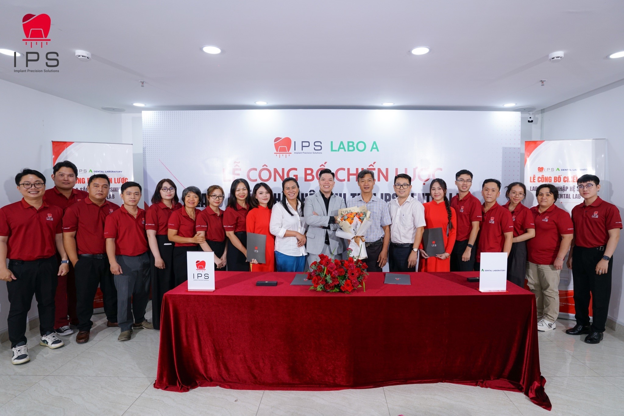 Giám đốc Điều hành IPS Dental Lab - ông Nguyễn Hồng Phúc và Đại diện Labo A - ông Nguyễn Trung Hậu công bố chiến lược phát triển, chính thức đưa Labo A gia nhập hệ sinh thái IPS Dental Lab. 