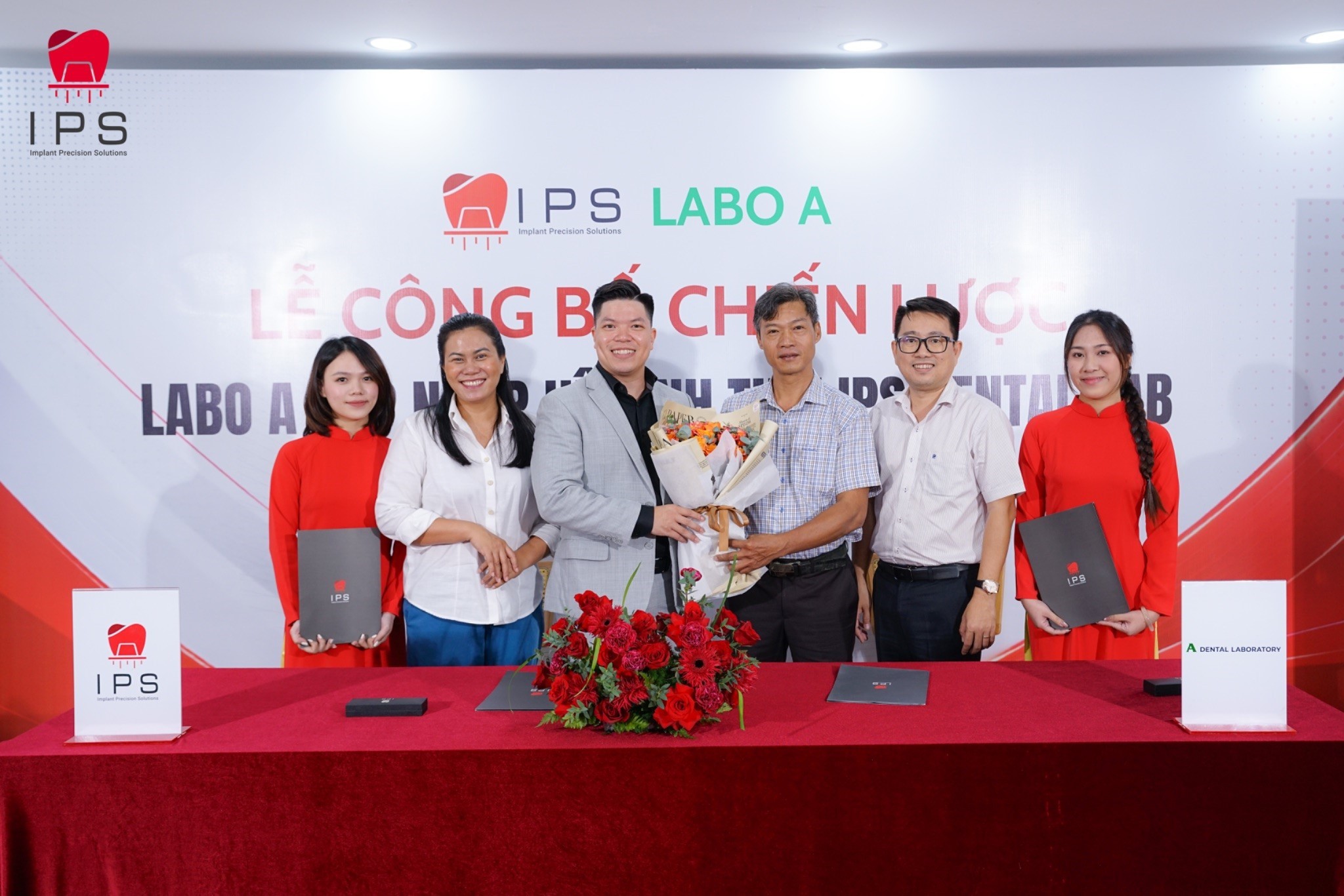 Bà Phan Thị Ngọc Oanh và ông Trương Công Phát - Cố vấn Chiến lược. Chúc mừng cột mốc hợp nhất, mở ra giai đoạn phát triển mới của hệ sinh thái IPS Dental Lab.