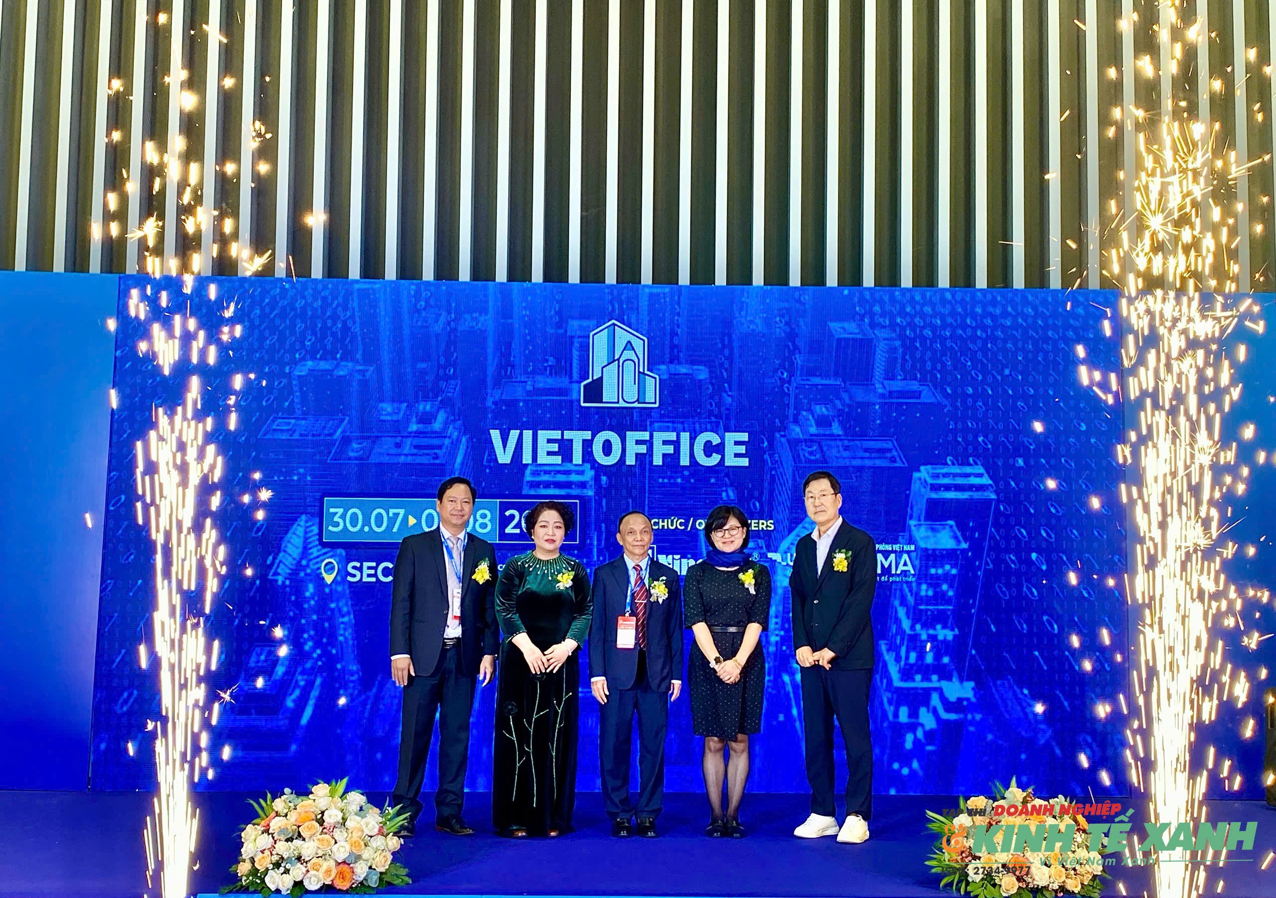 Triển lãm Quốc tế về Giải pháp Văn phòng thông minh, Thiết bị, Máy và Văn phòng phẩm (VietOffice 2026) chính thức khai mạc vào sáng 30/7. (Ảnh: Võ Nga)