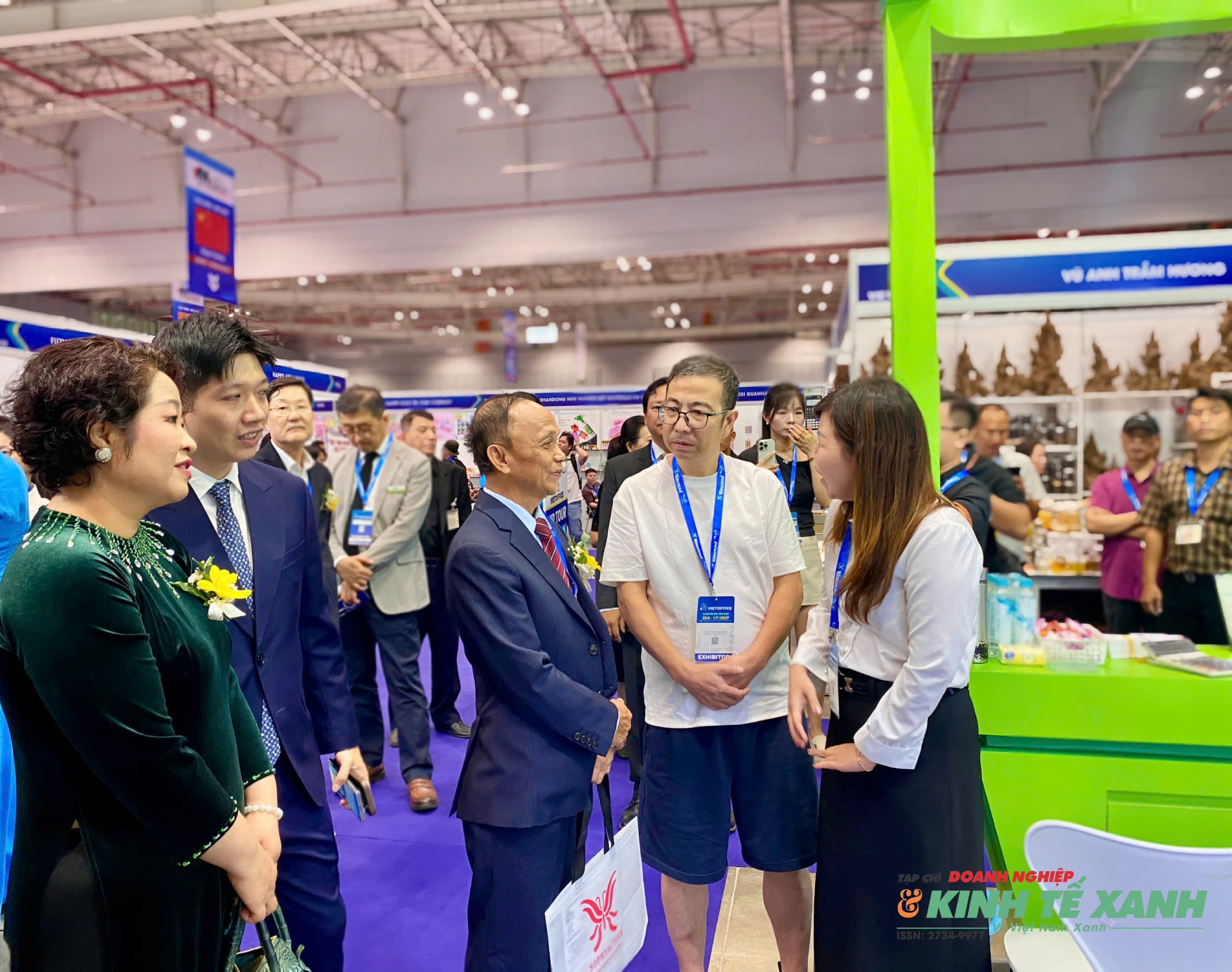 Đoàn đại biểu tham quan các gian hàng trưng bày tại Triển lãm. (Ảnh: Võ Nga)