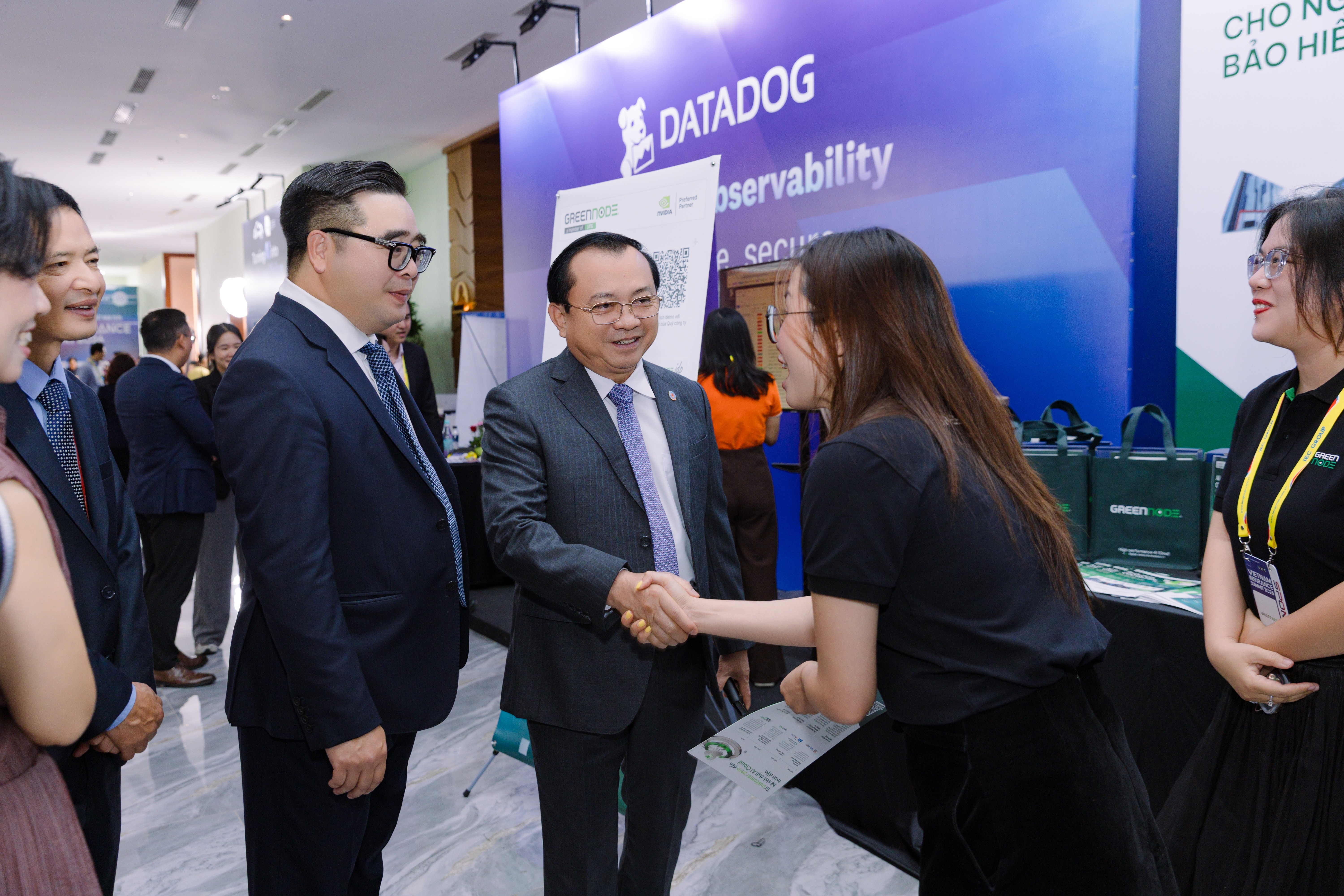 thu-truong-bat-tay-1785507985.JPG