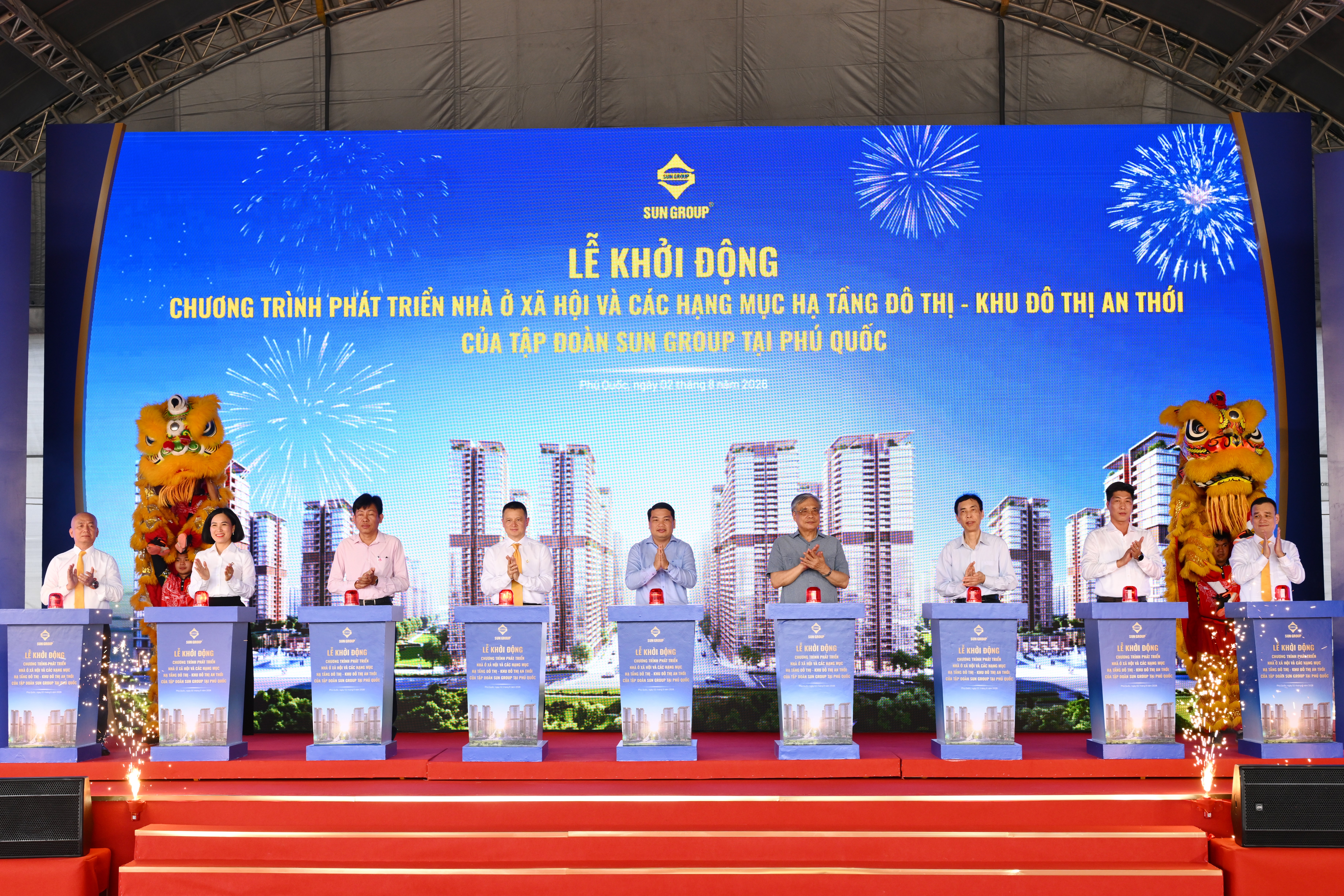 Các đại biểu thực hiện nghi thức khởi động dự án. (Ảnh: Ánh Dương)