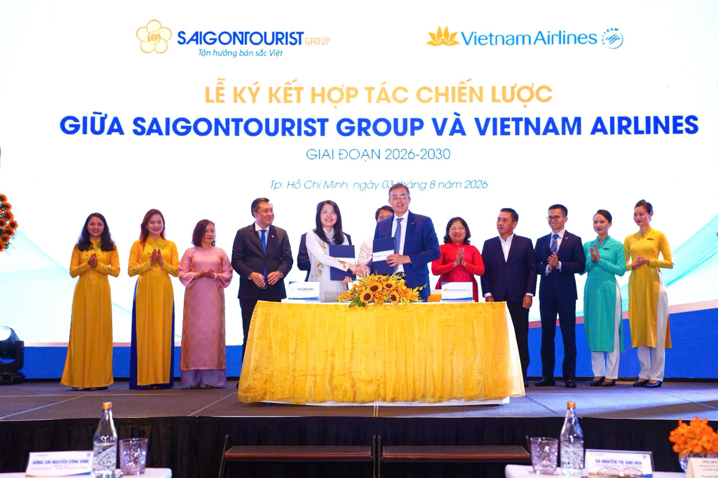 anh-2-chu-tich-hoi-dong-quan-tri-vietnam-airlines-dang-ngoc-hoa-va-chu-tich-hoi-dong-thanh-vien-saigontourist-group-nguyen-thi-anh-hoa-trao-bien-ban-ky-ket-hop-tac-1785816927.jpg