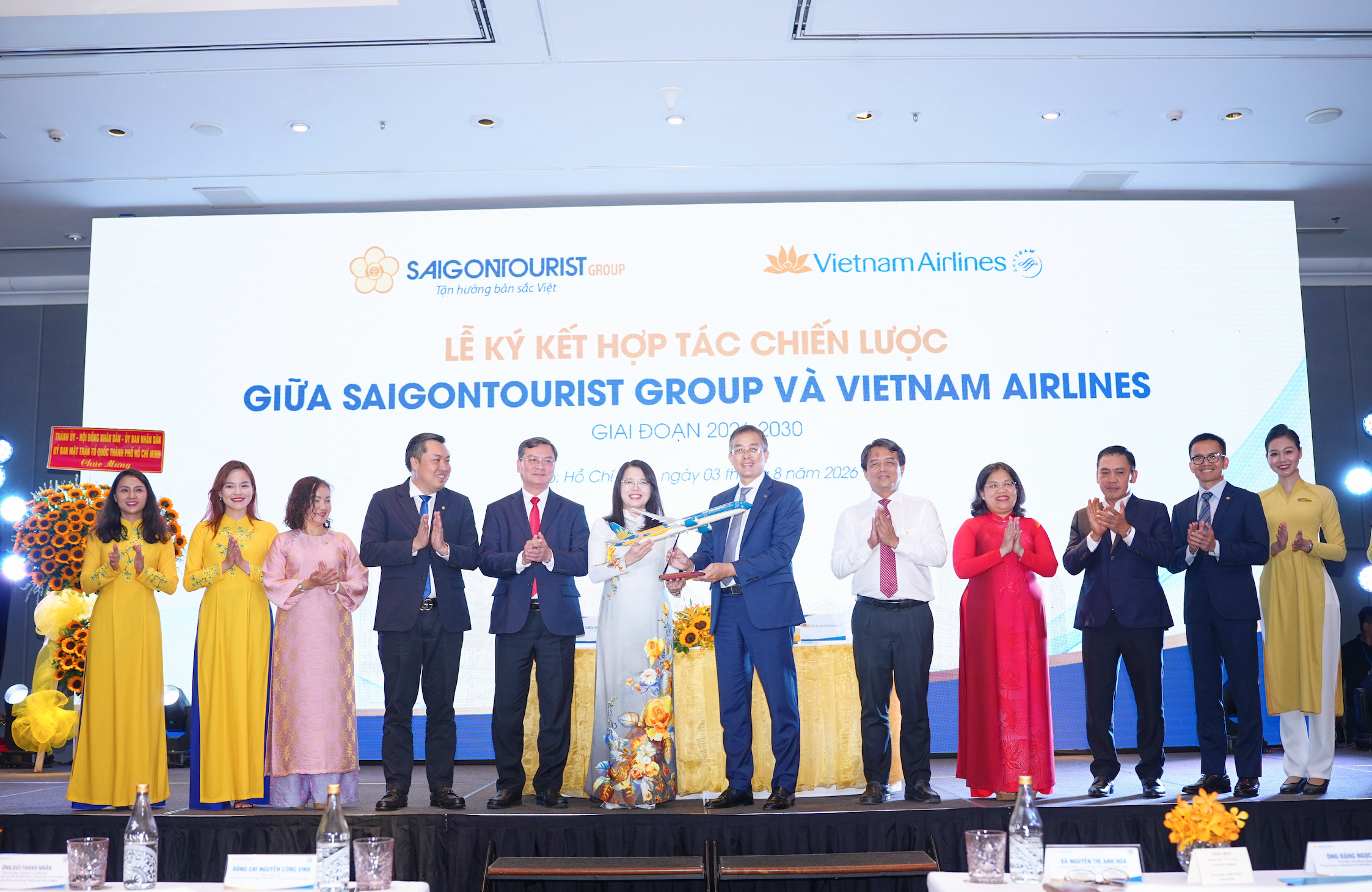 anh-3-chu-tich-hoi-dong-quan-tri-vietnam-airlines-dang-ngoc-hoa-trao-qua-luu-niem-toi-dai-dien-lanh-dao-saigontourist-group-1785817139.png
