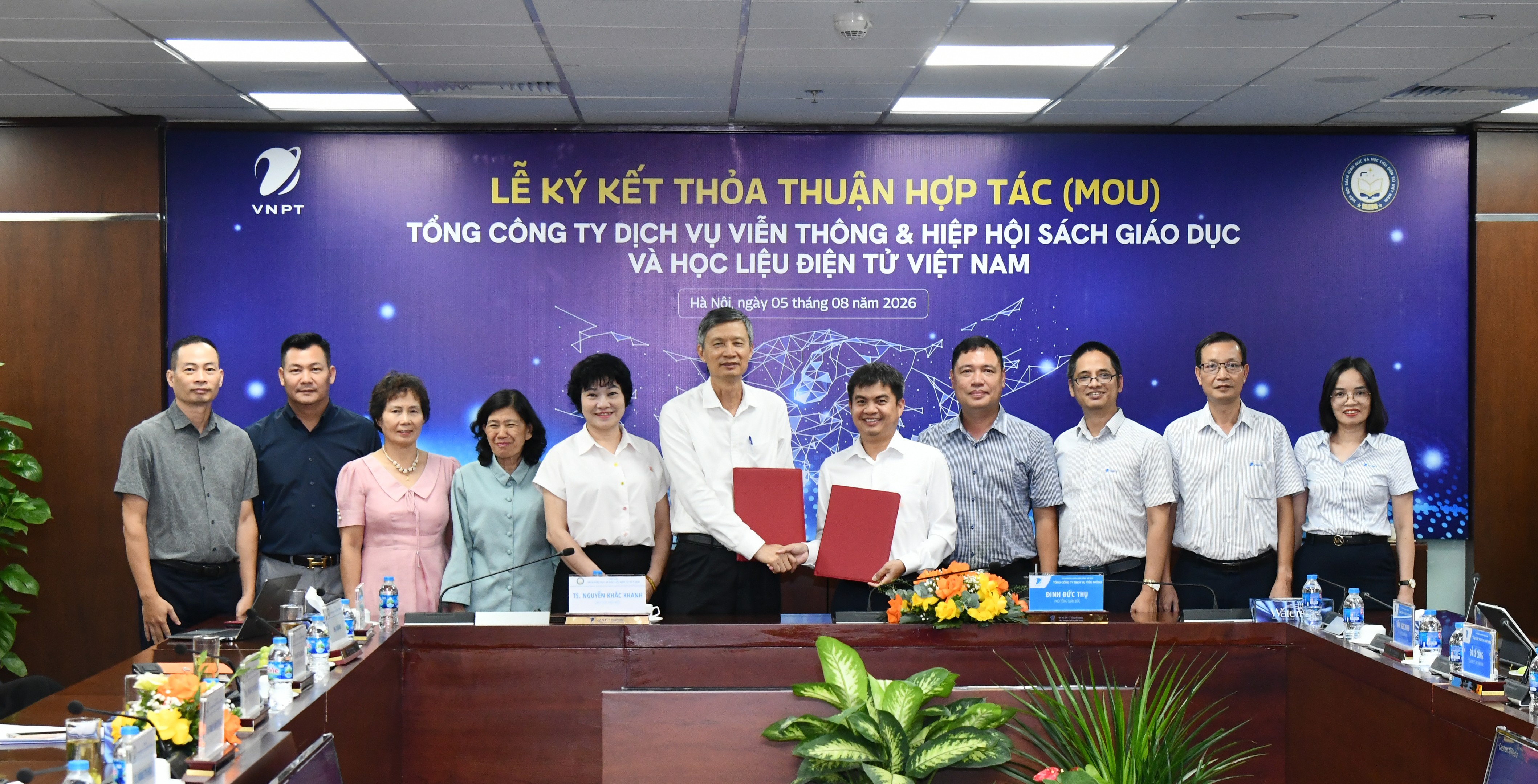 dai-dien-vnpt-vinaphone-va-vaedr-thuc-hien-nghi-thuc-trao-thoa-thuan-hop-tac-phat-trien-he-sinh-thai-hoc-lieu-so-1786073688.JPG