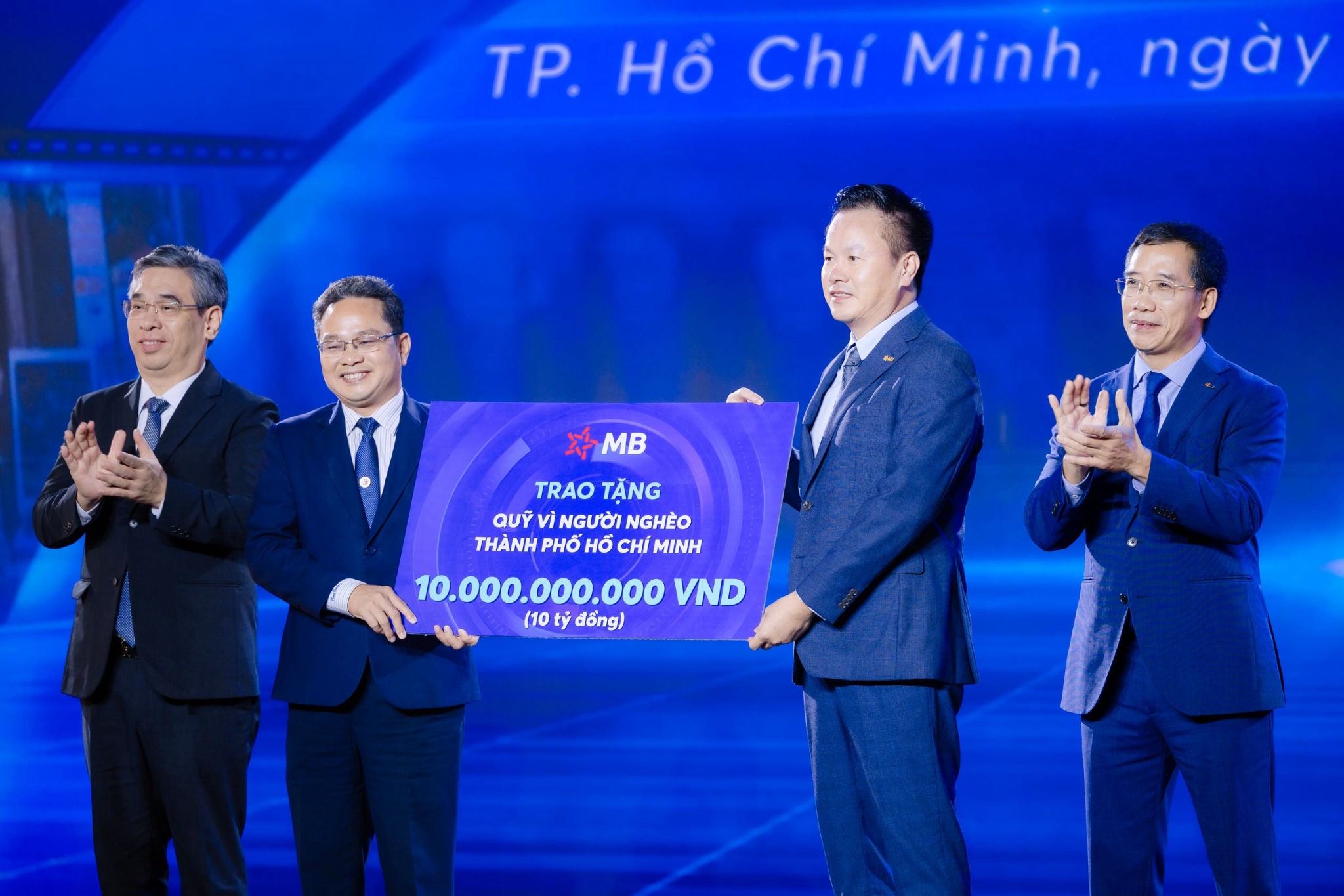 Đây không chỉ là một hoạt động an sinh xã hội, mà còn tiếp nối tinh thần “tương thân tương ái”, truyền thống gắn kết giữa MB với các địa phương nơi ngân hàng hiện diện và phát triển.