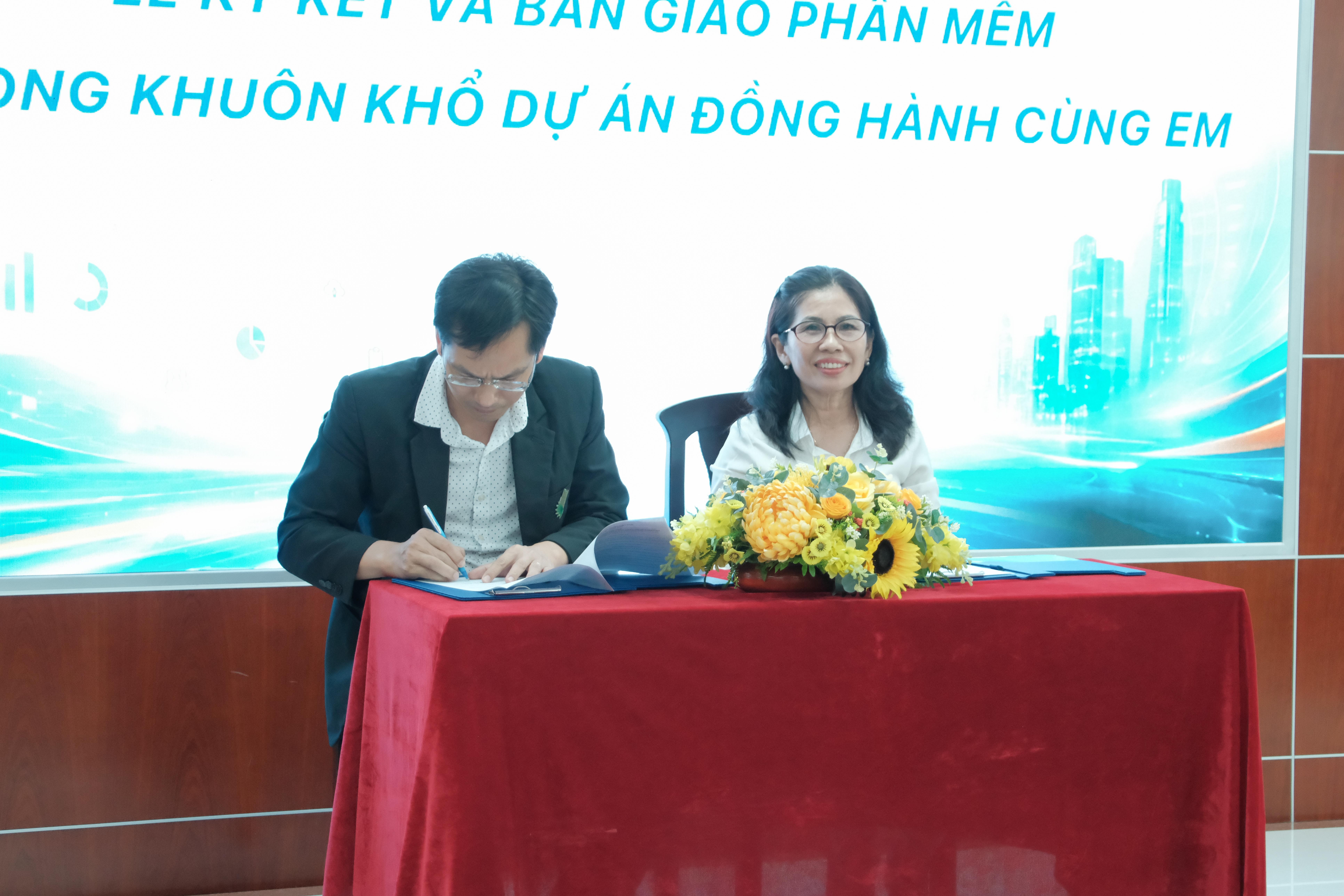 Ký kết bàn giao Unified Platform, đánh dấu bước chuyển sang giai đoạn vận hành thử nghiệm. (Ảnh: BTC)