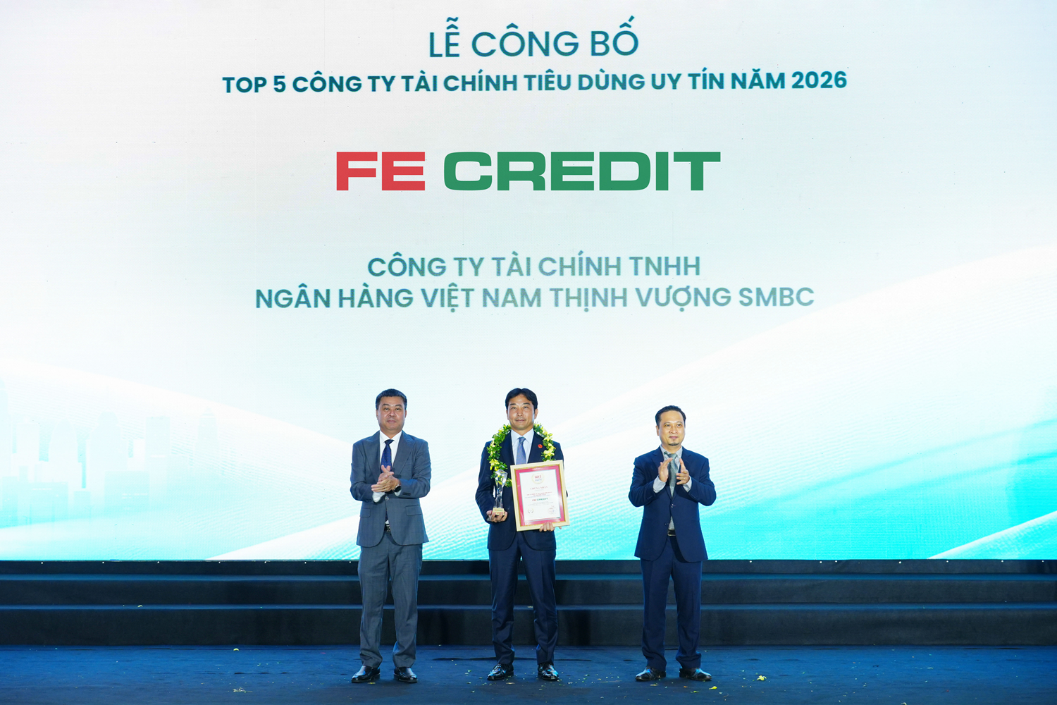 Đại diện FE CREDIT nhận giải thưởng tại lễ vinh danh. (Nguồn: FE CREDIT)