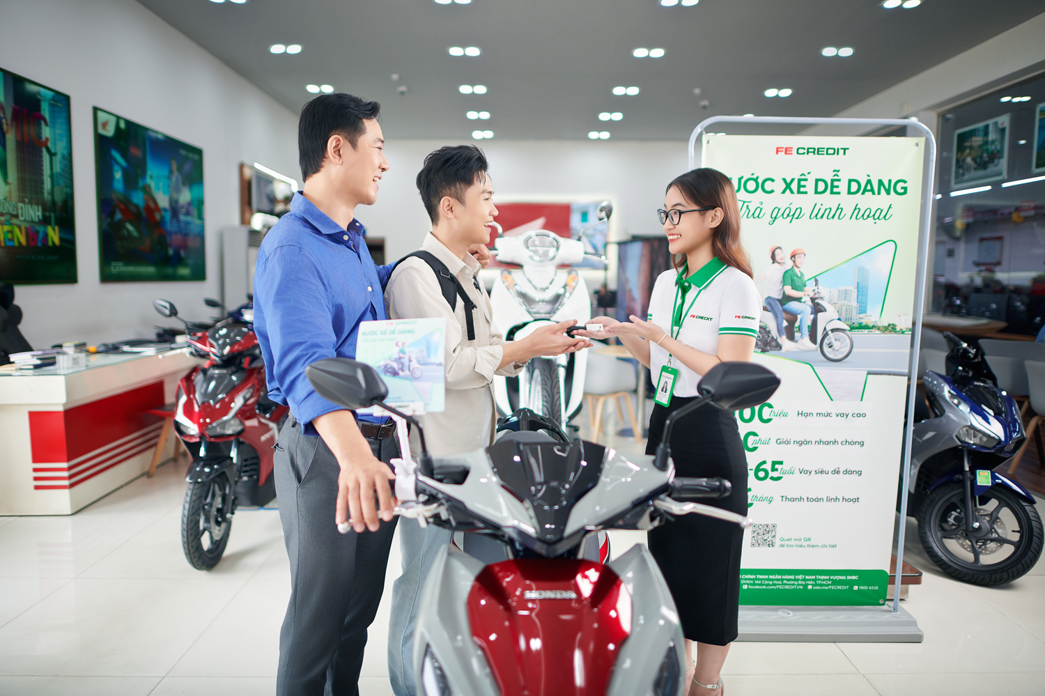 Khách hàng vay mua hàng trả góp tại điểm bán (POS) có liên kết với FE CREDIT. (Nguồn: FE CREDIT)