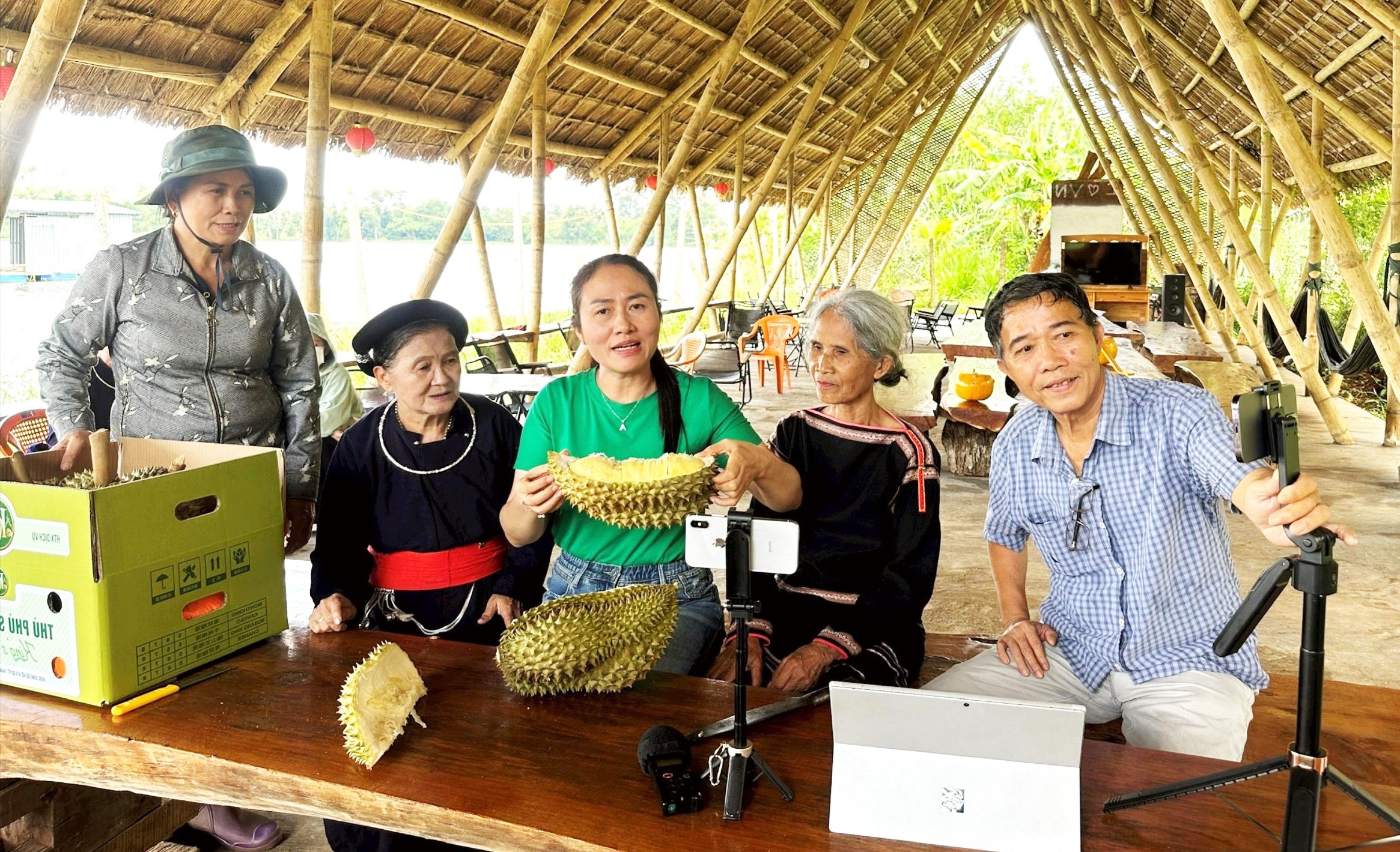 ea-knuec-minh-trinh-ban-sau-rieng-tren-nen-tang-mang-xa-hoi-1786598004.jpg