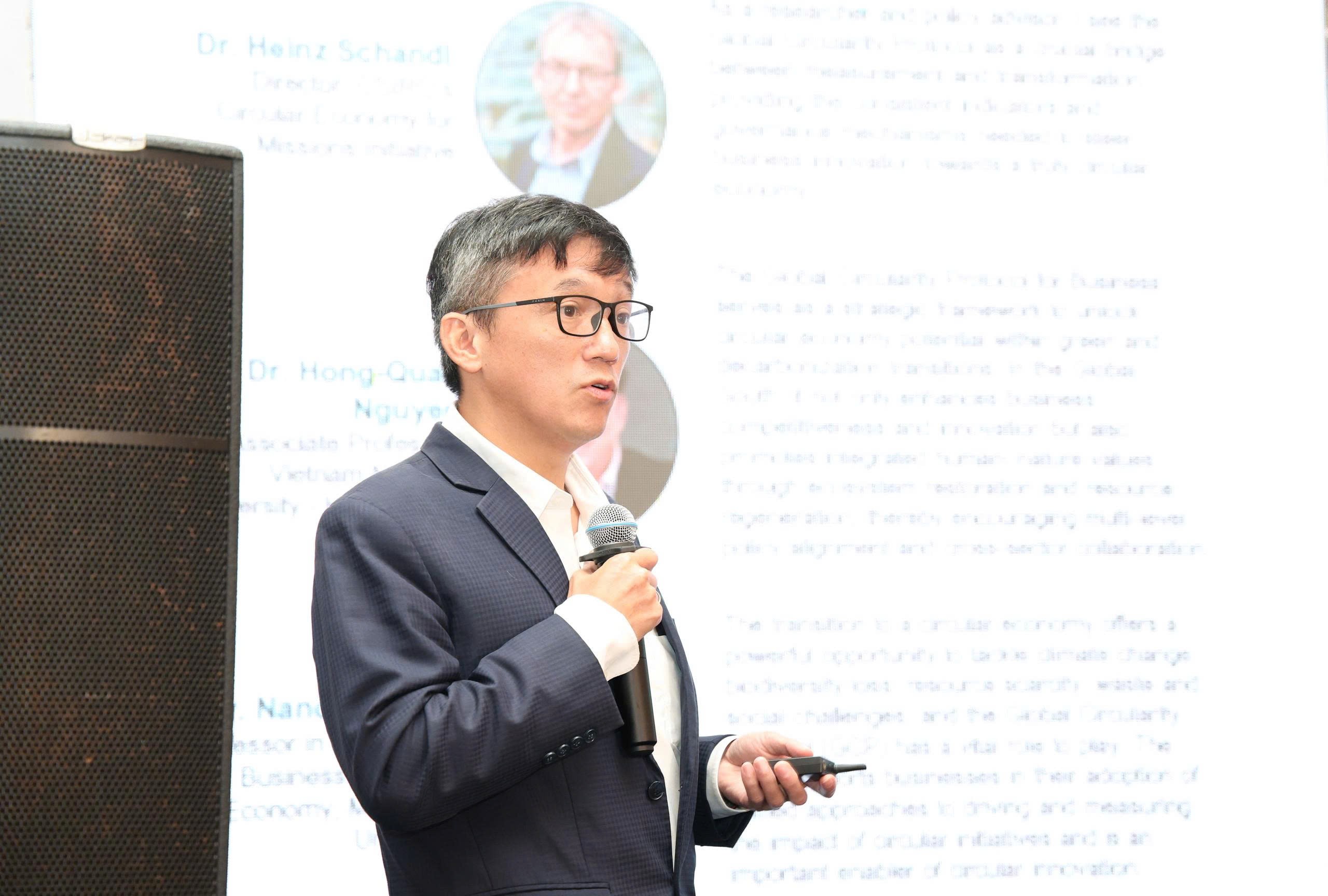 PGS.TS. Nguyễn Hồng Quân, Giám đốc Viện Nghiên cứu Phát triển Kinh tế Tuần hoàn (ICED), Đại học Quốc gia TP.HCM phát biểu tại Hội thảo. (Ảnh: BTC)