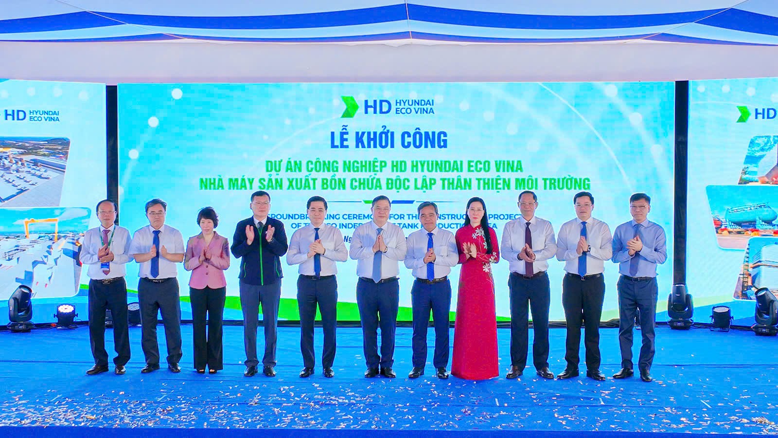 Các đồng chí lãnh đạo Trung ương, tỉnh và các đại biểu dự lễ và chủ đầu tư chụp hình lưu niệm trước khi kết thúc Lễ khởi công dự án.   