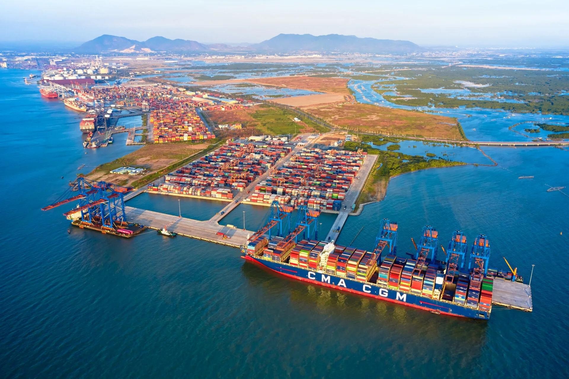 Hệ thống cảng biển và vận tải biển là những lĩnh vực quan trọng trong phát triển kinh tế biển Việt Nam. (Ảnh minh hoạ)
