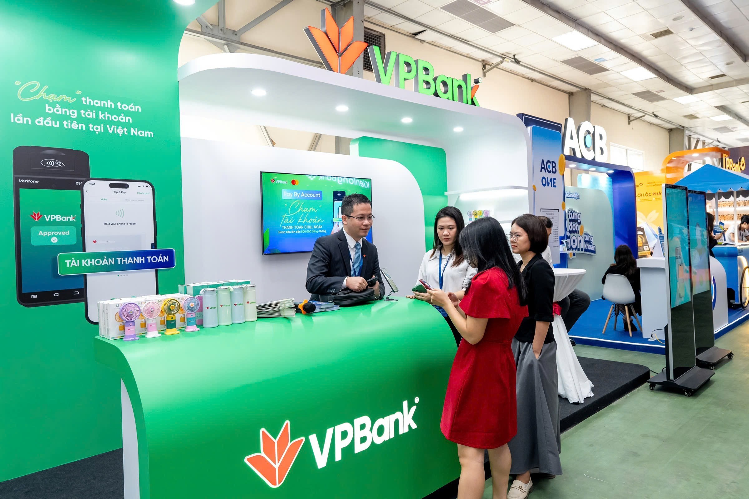 Khách hàng trải nghiệm tại gian hàng VPBank