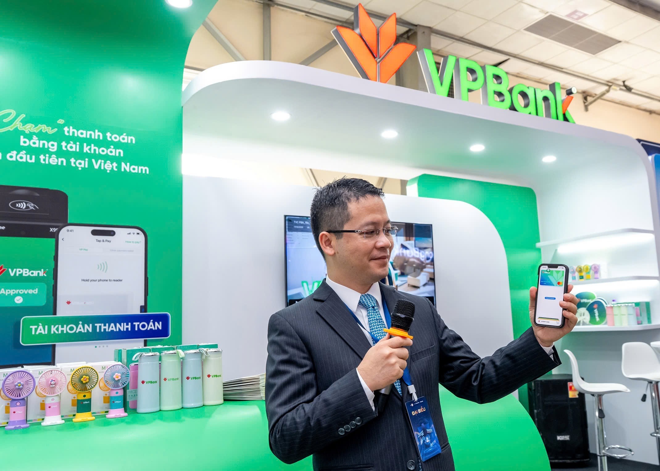 Ông Phạm Long Giang, Phó Giám đốc Trung tâm Dịch vụ Ngân hàng số, Khối Khách hàng cá nhân VPBank. 