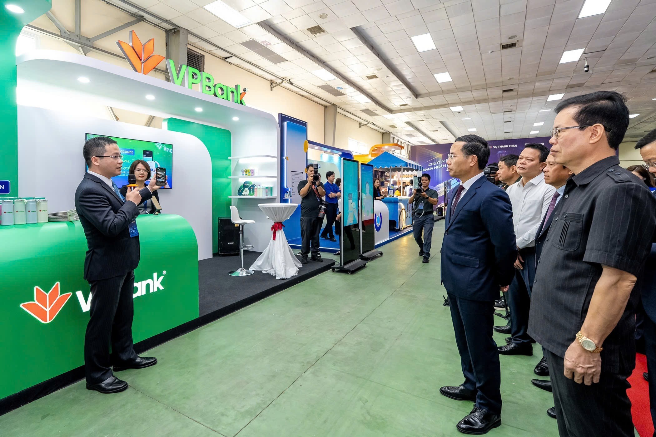 Thống đốc NHNN Phạm Đức Ấn cùng lãnh đạo các Bộ, ngành tham quan gian hàng VPBank tại sự kiện