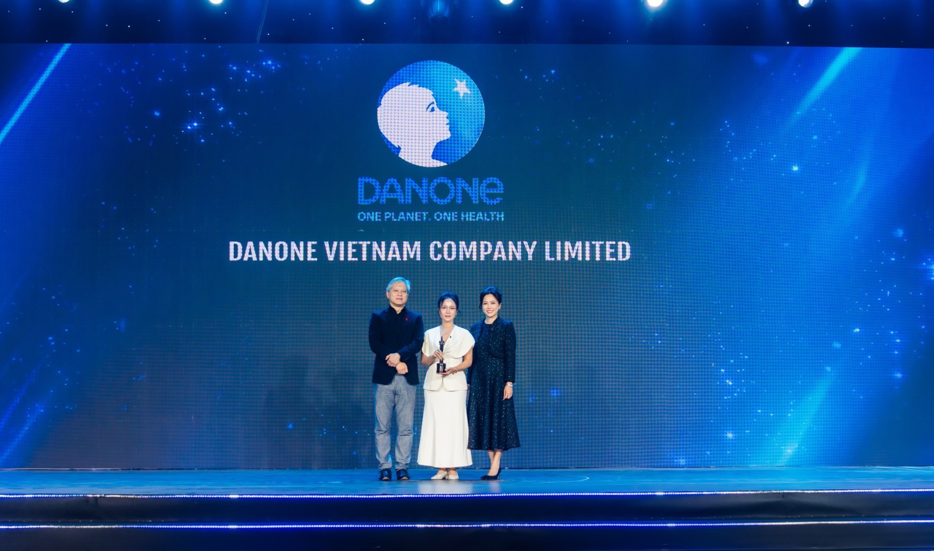ba-tran-thi-hoang-thu-tong-giam-doc-danone-viet-nam-dai-dien-nhan-giai-thuong-tu-hr-asia-1787331219.jpg