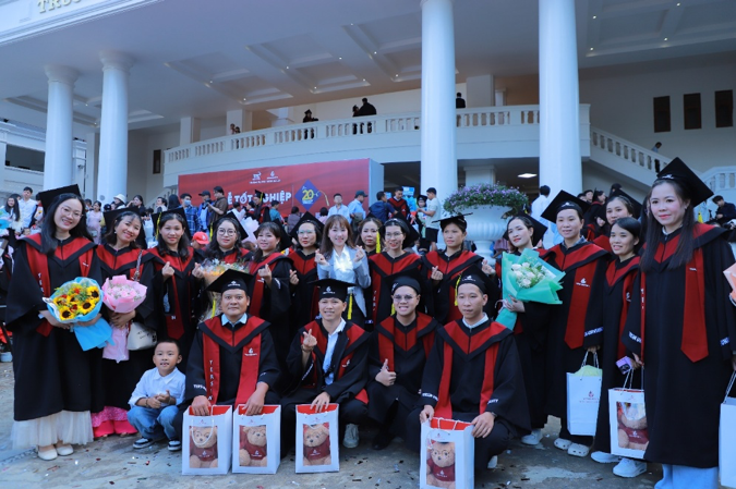 YersinUni tổ chức lễ tốt nghiệp lần thứ 20, vinh danh 886 tân khoa - Ảnh 6