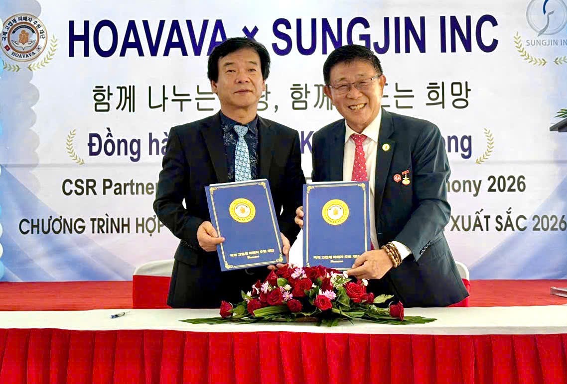Thiếu tướng Trần Ngọc Thổ trao tặng bảng tri ân tấm lòng vàng cho ông Park Yeung Heum, Chủ tịch Công ty Sungjin Vina.