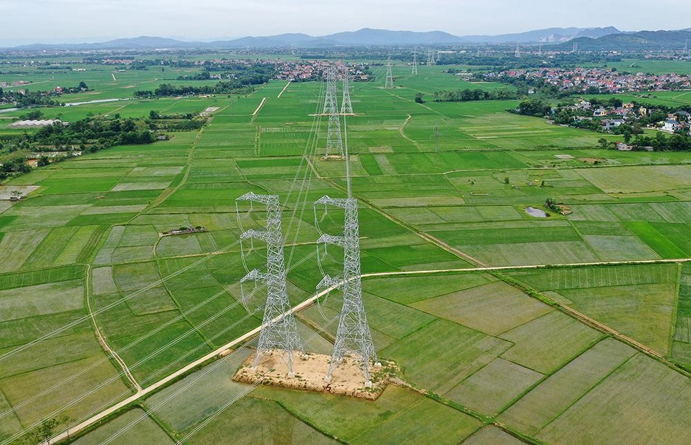 Hệ thống truyền tải điện đóng vai trò quan trọng trong bảo đảm cung ứng điện, đáp ứng nhu cầu tiêu thụ ngày càng cao và phục vụ mục tiêu tăng trưởng kinh tế. (Ảnh minh hoạ)