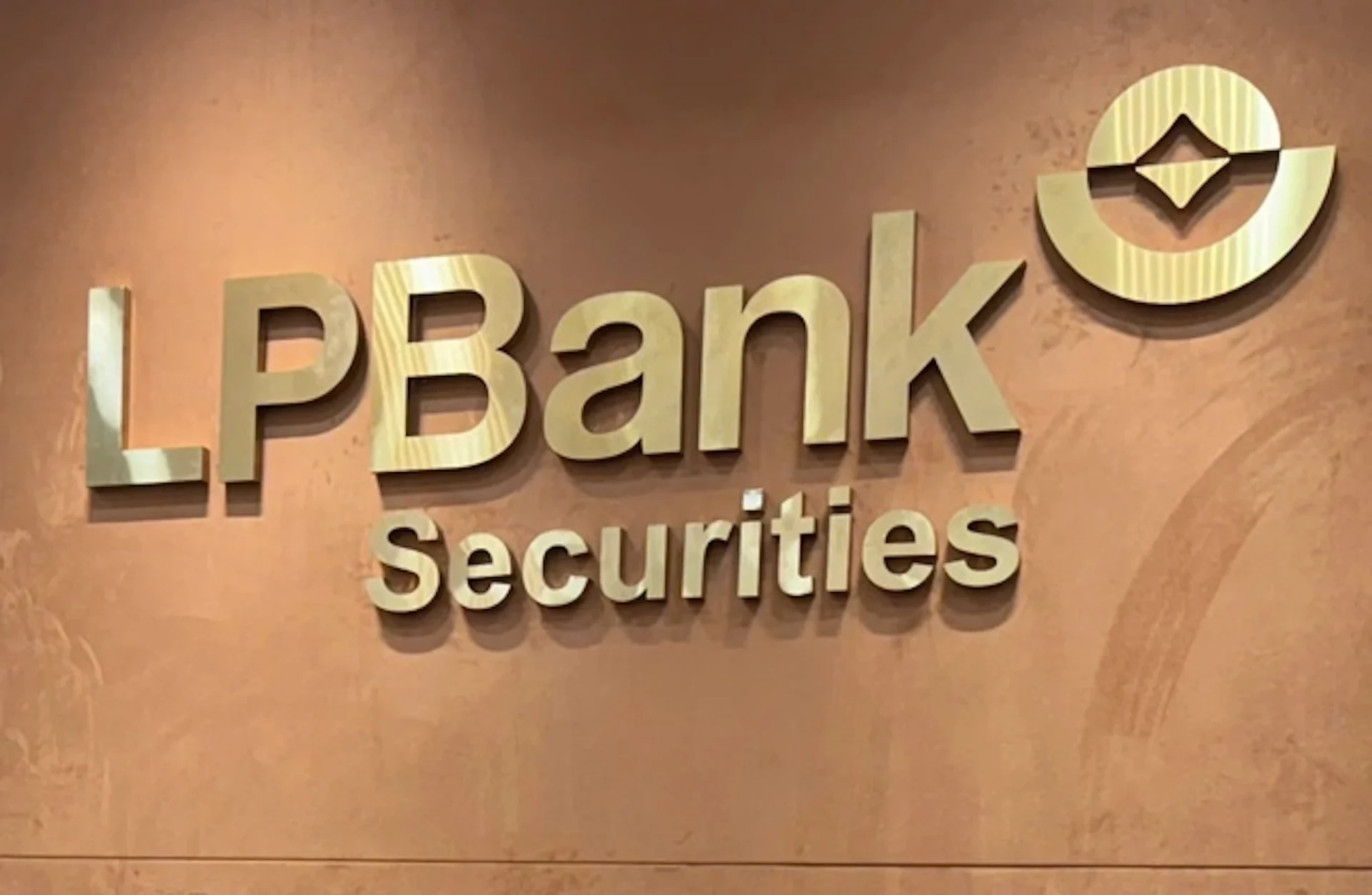 chung-khoan-lpbank-doi-ten-co-phieu-lps-giam-manh-sau-phien-chao-san-6a8be34b3ab16-1787849721.png