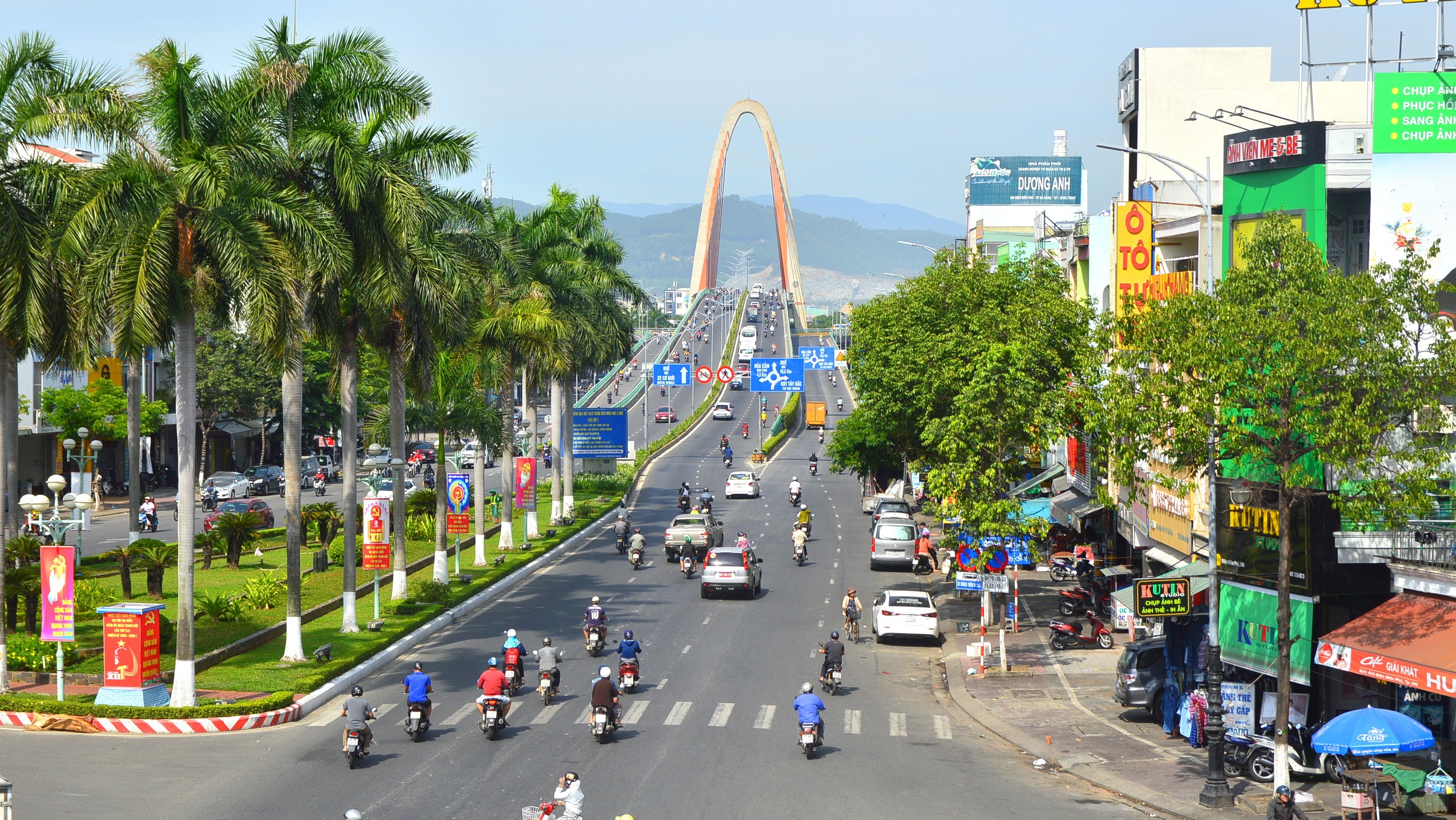 Từ những tuyến xe buýt điện đang hiện hữu, Đà Nẵng đang từng bước đặt nền móng cho một hệ thống giao thông công cộng mới. (Ảnh minh hoạ)