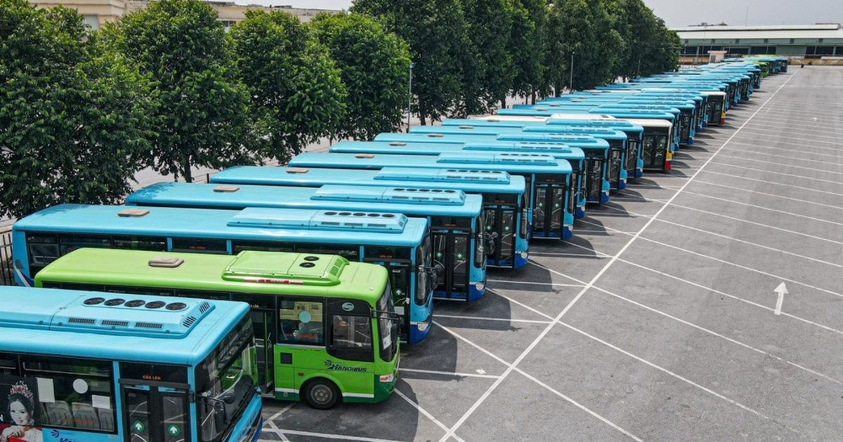 Đến năm 2027, toàn bộ xe buýt hoạt động trong khu vực đô thị phải hoàn thành chuyển đổi thàng xe buýt điện, sử dụng năng lượng xanh. (Ảnh minh hoạ)