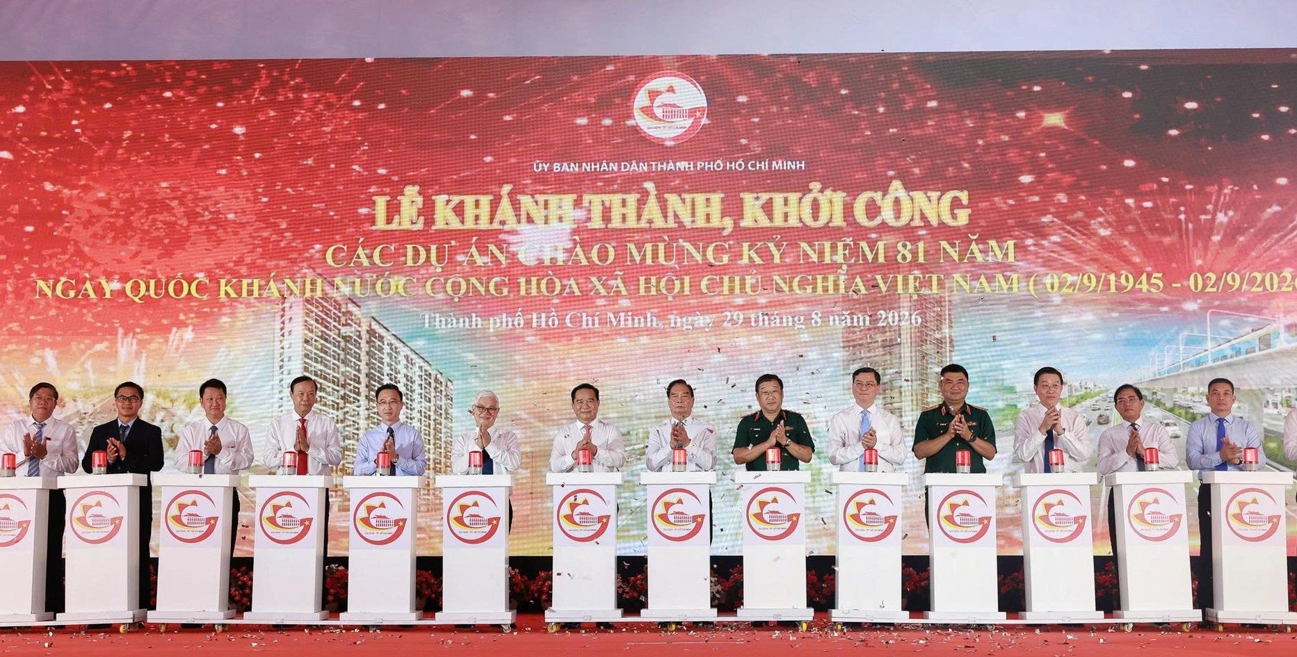 Các đại biểu thực hiện nghi thức khởi công nhiều dự án, công trình trọng điểm chào mừng 81 năm Ngày Quốc khánh 2/9. (Ảnh: Dân Trí)