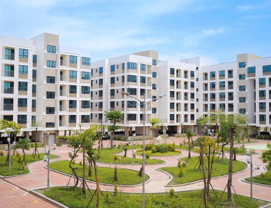 Phát triển nhà ở xã hội phát thải các-bon thấp không đơn thuần là bổ sung các giải pháp xanh cho công trình, mà tối ưu ngay từ quy hoạch, thiết kế và xây dựng để đồng thời đạt được mục tiêu giảm phát thải, kiểm soát chi phí và nâng cao chất lượng sống của người dân. (Ảnh minh hoạ)