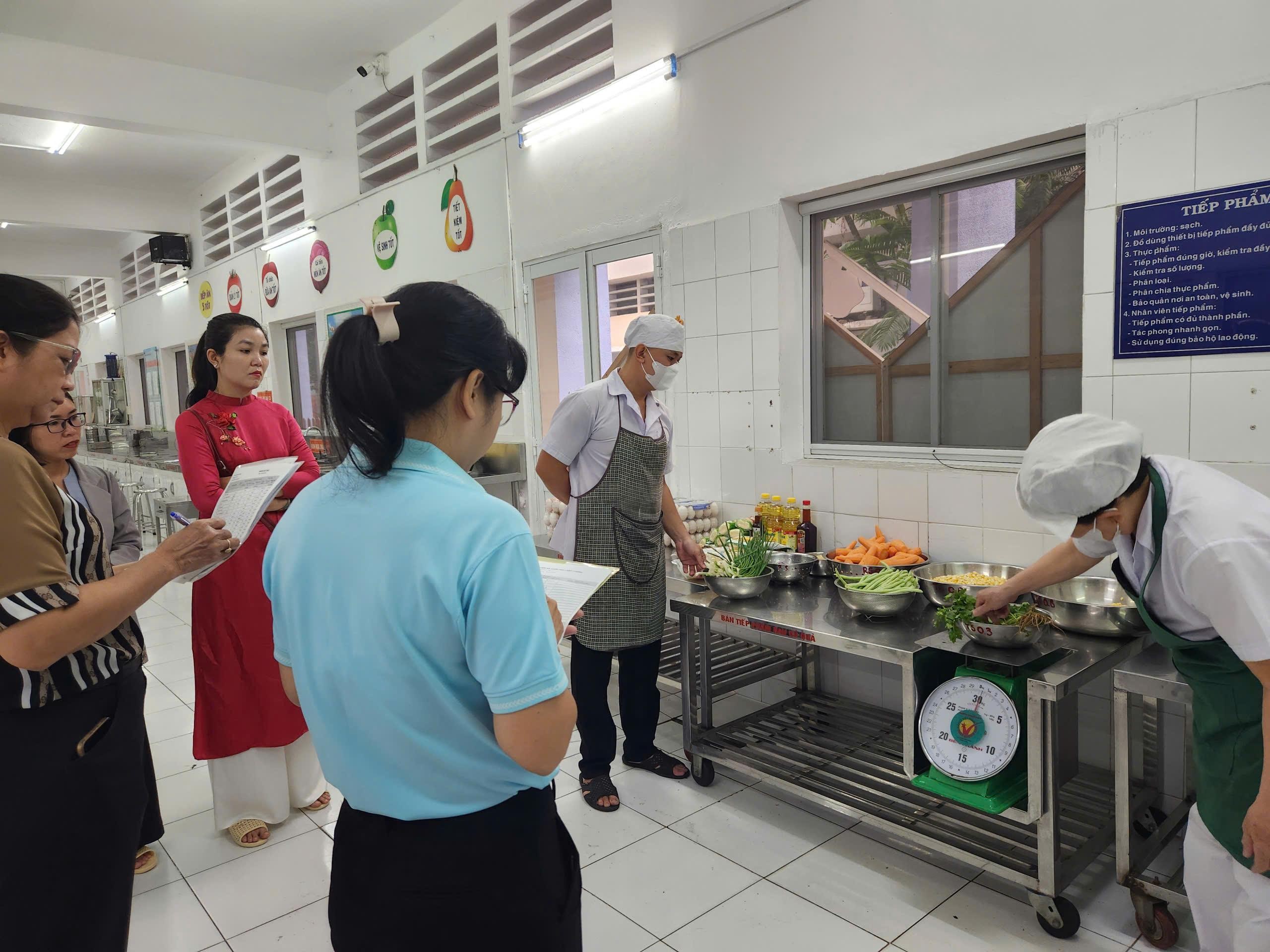 Công khai nguồn gốc xuất xứ thực phẩm trong bữa ăn bán trú. (Ảnh: Thuý Hằng)