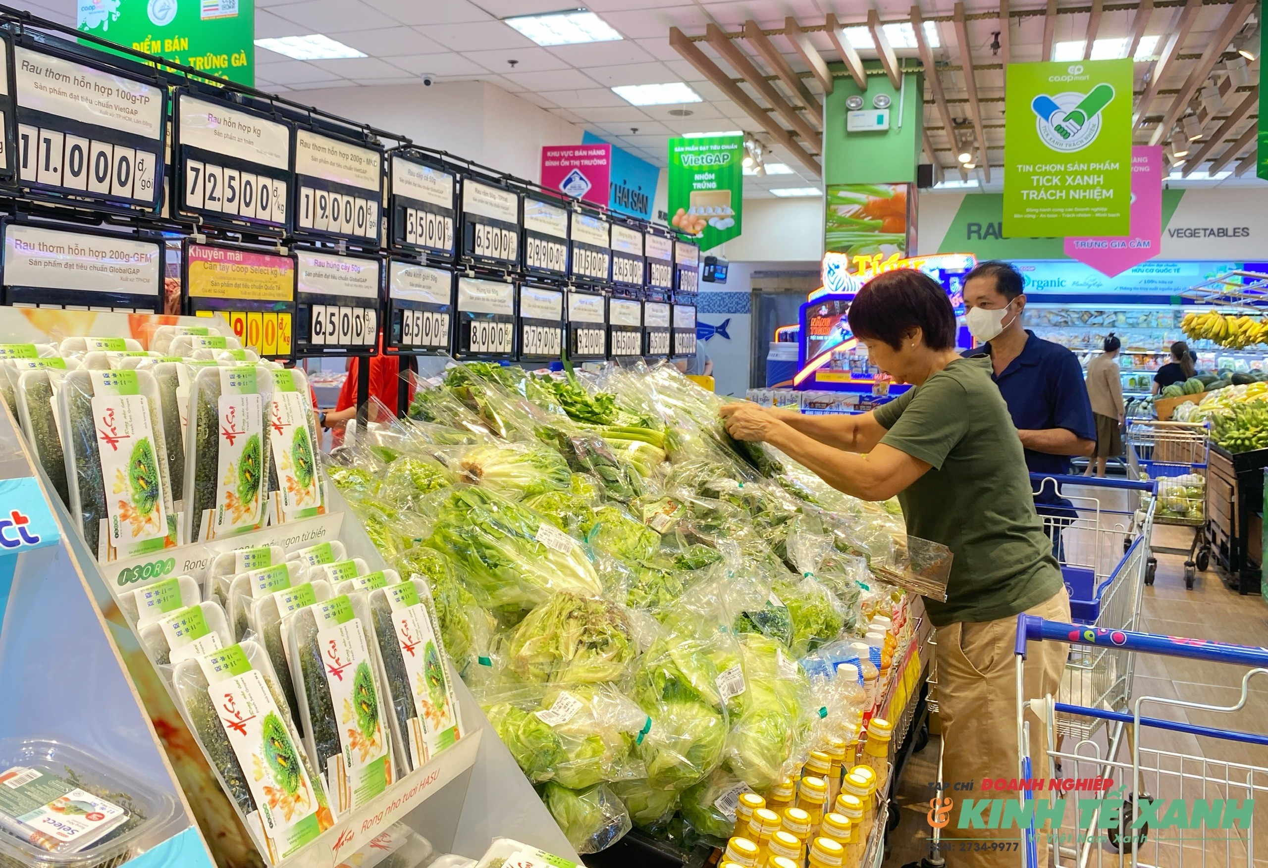 Chương trình “Tick xanh trách nhiệm” đang được TP.HCM mở rộng từ hệ thống phân phối sang các bếp ăn tập thể, trước mắt thí điểm tại trường học. (Ảnh: Võ Nga)