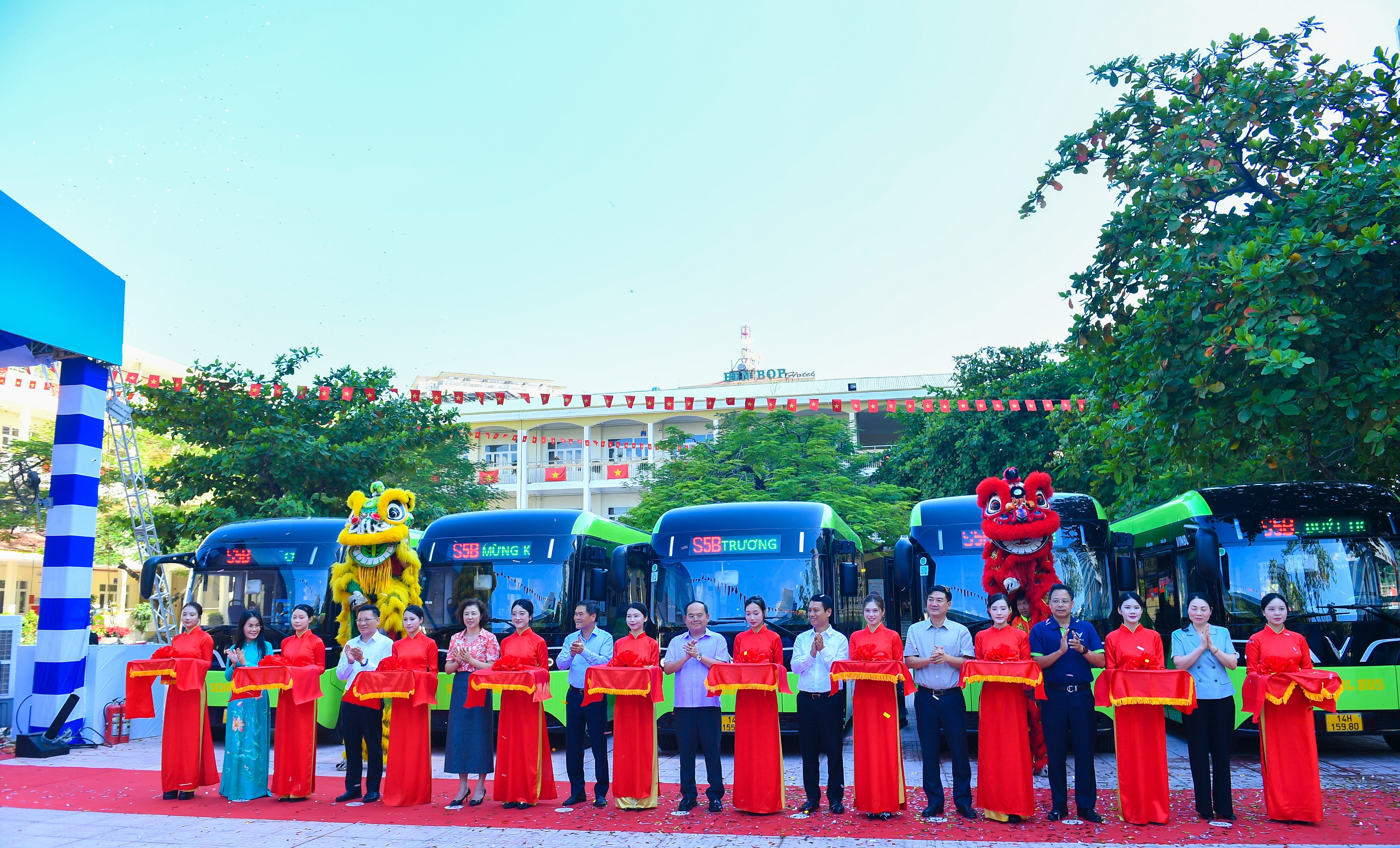 lanh-dao-thanh-pho-quang-ninh-cat-bang-khai-truong-tuyen-xe-bus-dien-mien-phi-dua-don-hoc-sinh-1788495162.jpg