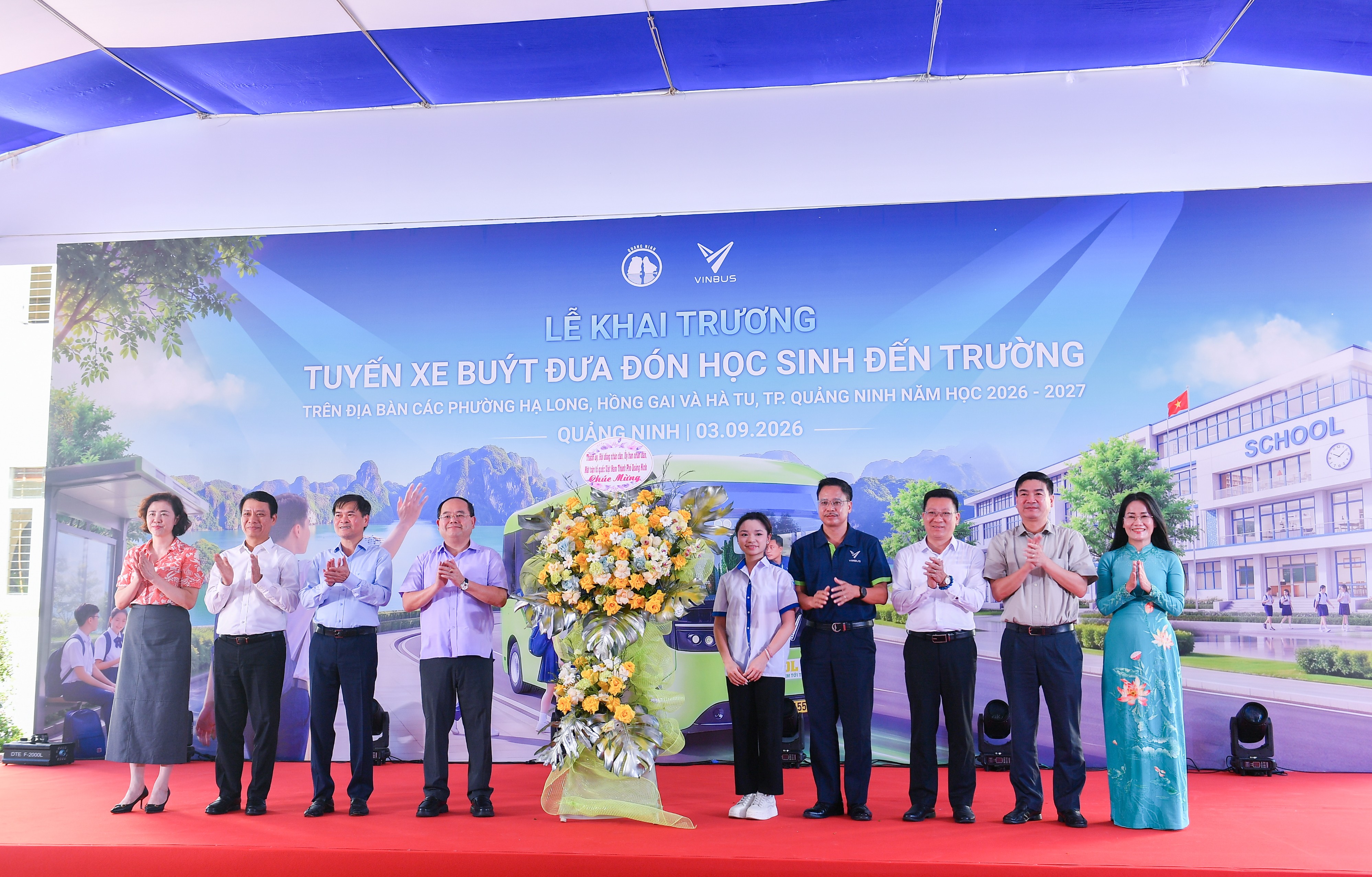 lanh-dao-thanh-pho-quang-ninh-cung-dai-dien-cha-me-hoc-sinh-va-hoc-sinh-tang-hoa-don-vi-van-hanh-1788495047.jpg