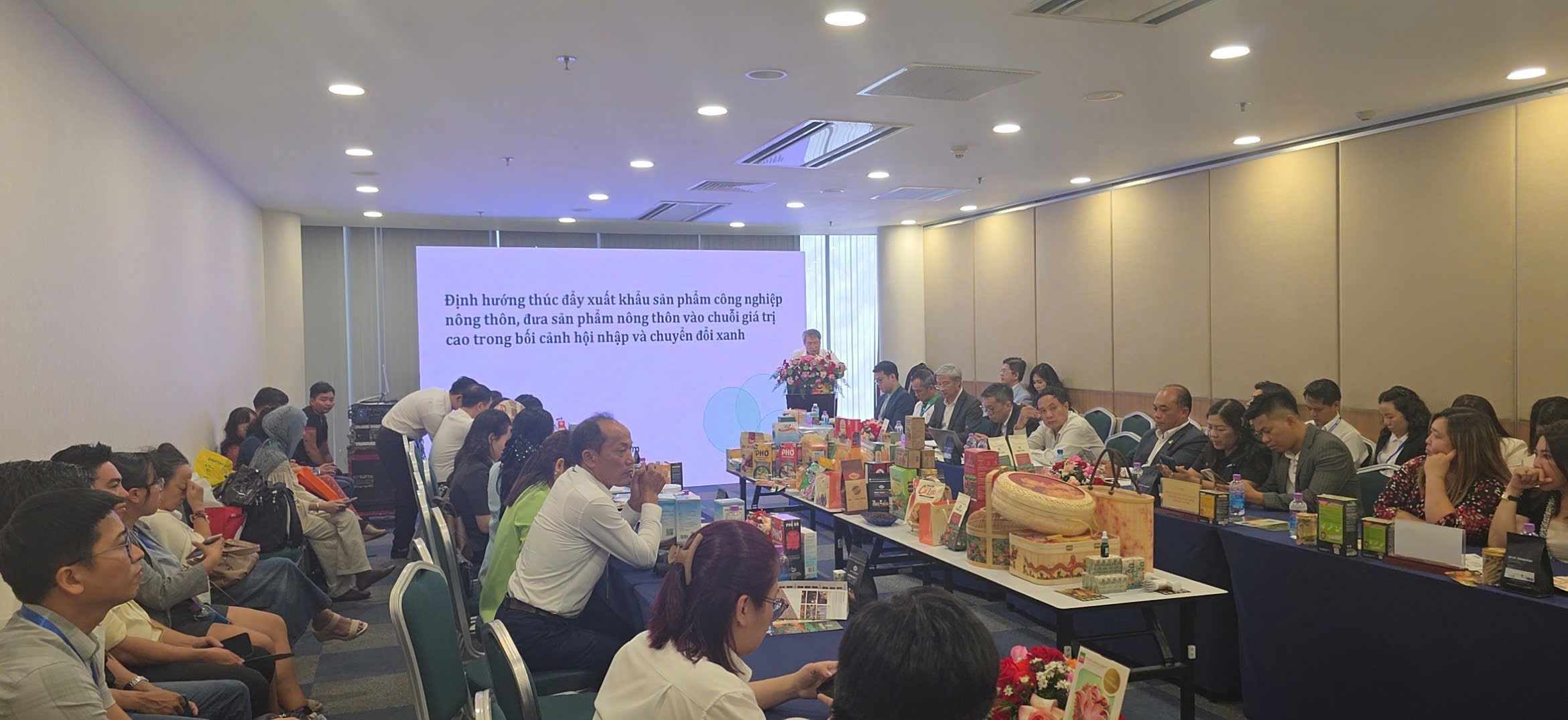 Quang cảnh Diễn đàn “Chuyển đổi xanh: Chìa khóa kết nối tiêu thụ và thúc đẩy xuất khẩu sản phẩm công nghiệp nông thôn” được diễn ra vào chiều ngày 3/9 tại SECC, TP.HCM. (Ảnh: BTC)