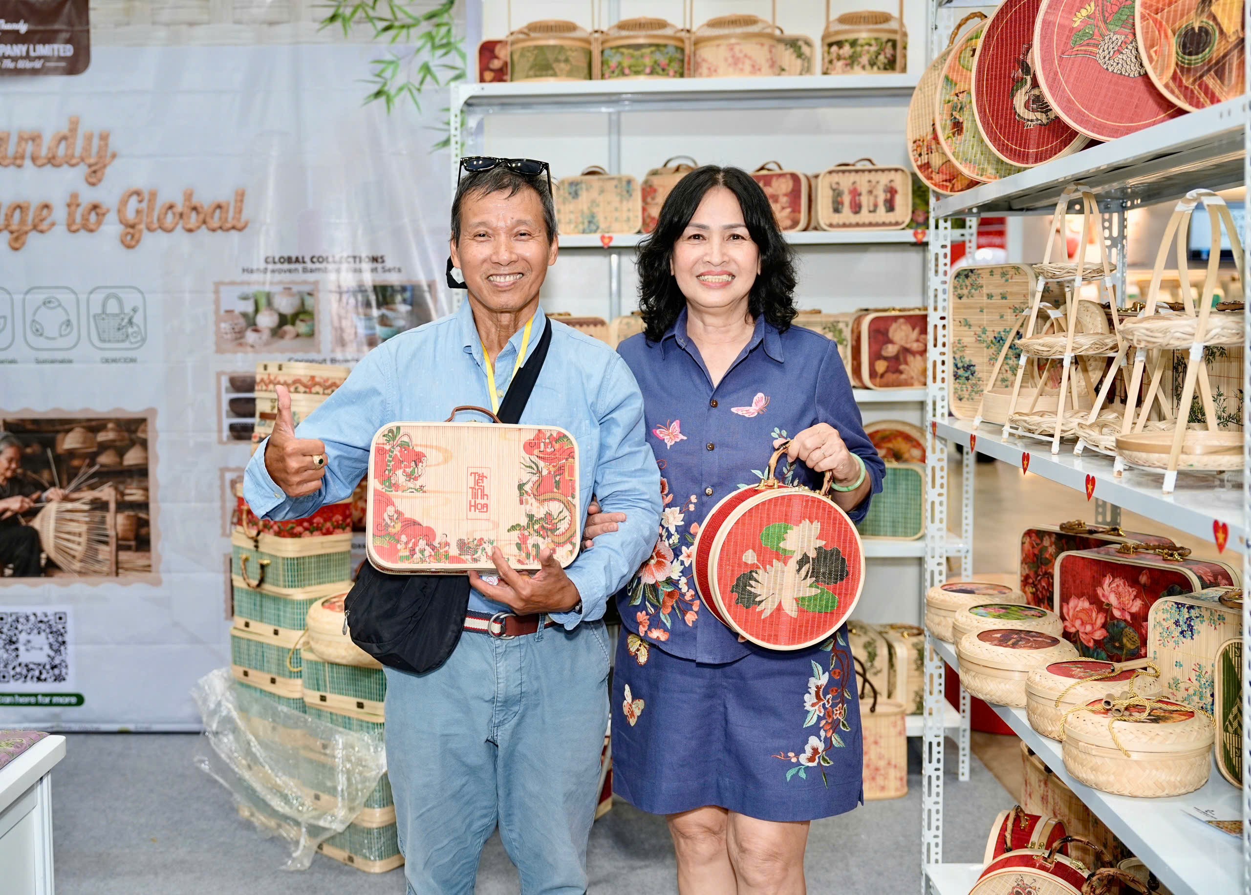 Khách tham quan được chiêm ngưỡng, thích thú với các sản phẩm công nghiệp nông thôn được trưng bày tại Triển lãm sản phẩm công nghiệp nông thôn tiêu biểu – Kết nối chuỗi cung ứng quốc tế 2026 . (Ảnh: BTC)