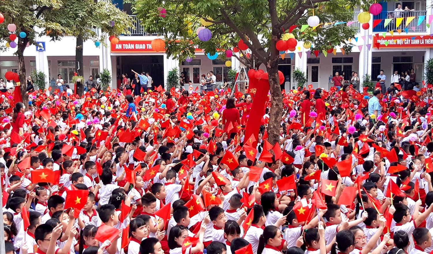 tuong-thuat-truc-tiep-le-khai-giang-nam-hoc-2025-2026-ca-nuoc-tren-kenh-vtv1-0209220833-1788570097.jpg