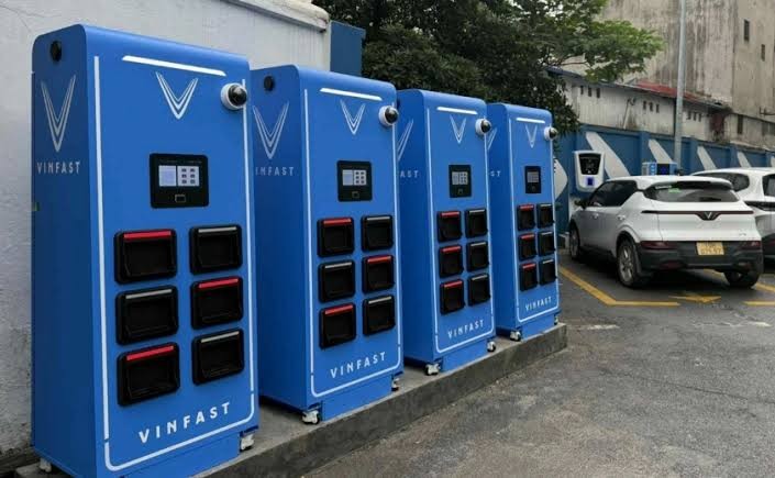 Thành phố đặt mục tiêu phát triển ít nhất 19.000 trụ sạc điện và 33.000 tủ đổi pin dành cho xe máy điện. (Ảnh minh hoạ)