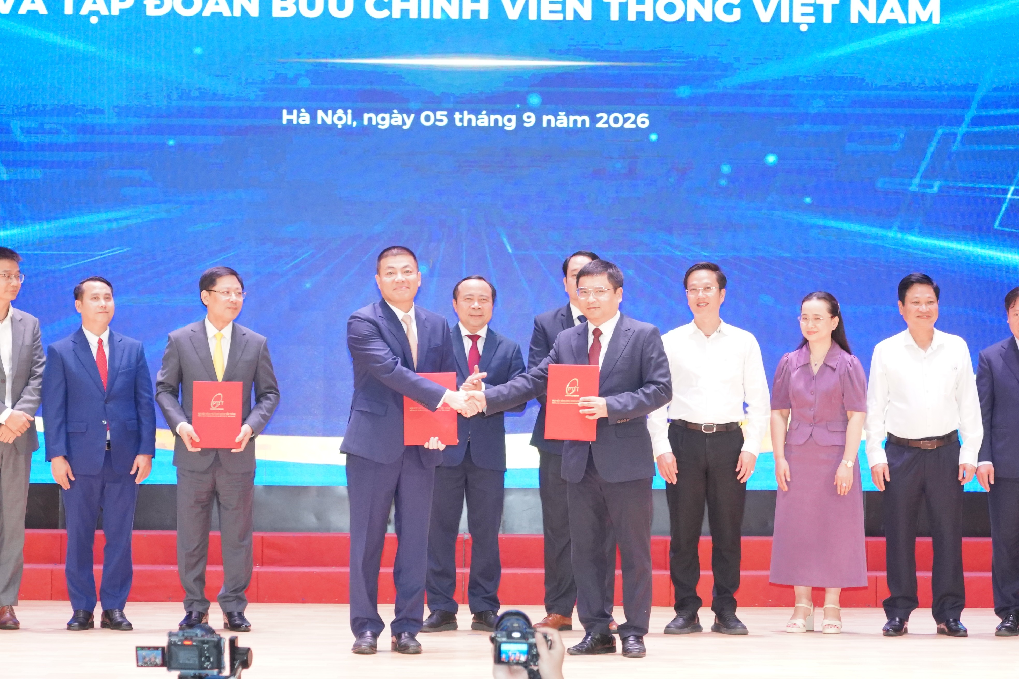 vnpt-va-ptit-ky-bien-ban-thoa-thuan-hop-tac-day-manh-ung-dung-tri-tue-nhan-tao-toan-dien-vao-giao-duc-1788749523.JPG