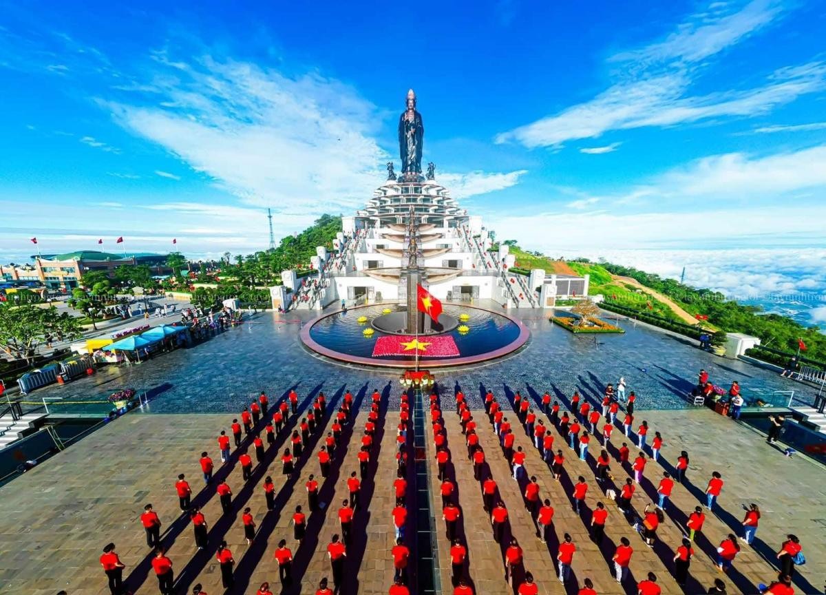 Nhuộm đỏ sắc màu Tổ quốc tại Núi Bà Đen dịp lễ 2/9. (Ảnh: Sun Group)