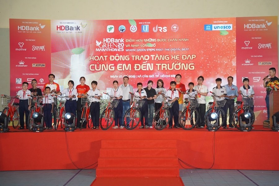 Những phần quà được trao tặng tiếp thêm động lực cho các em học sinh đến trường mỗi ngày