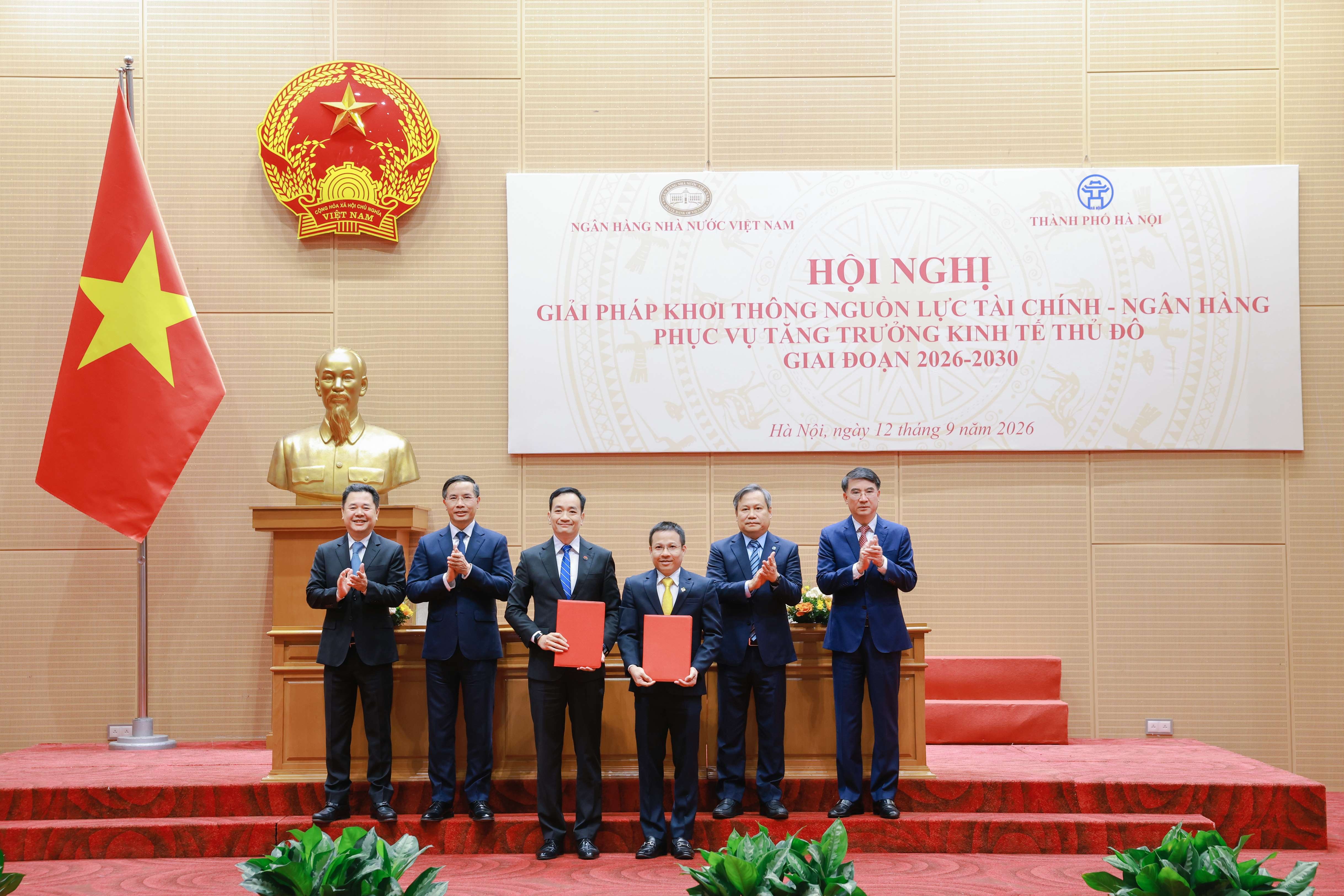 lanh-dao-ncb-va-lanh-dao-cong-ty-bac-ha-noi-trao-thoa-thuan-hop-tac-toan-dien-1-1789226898.jpg