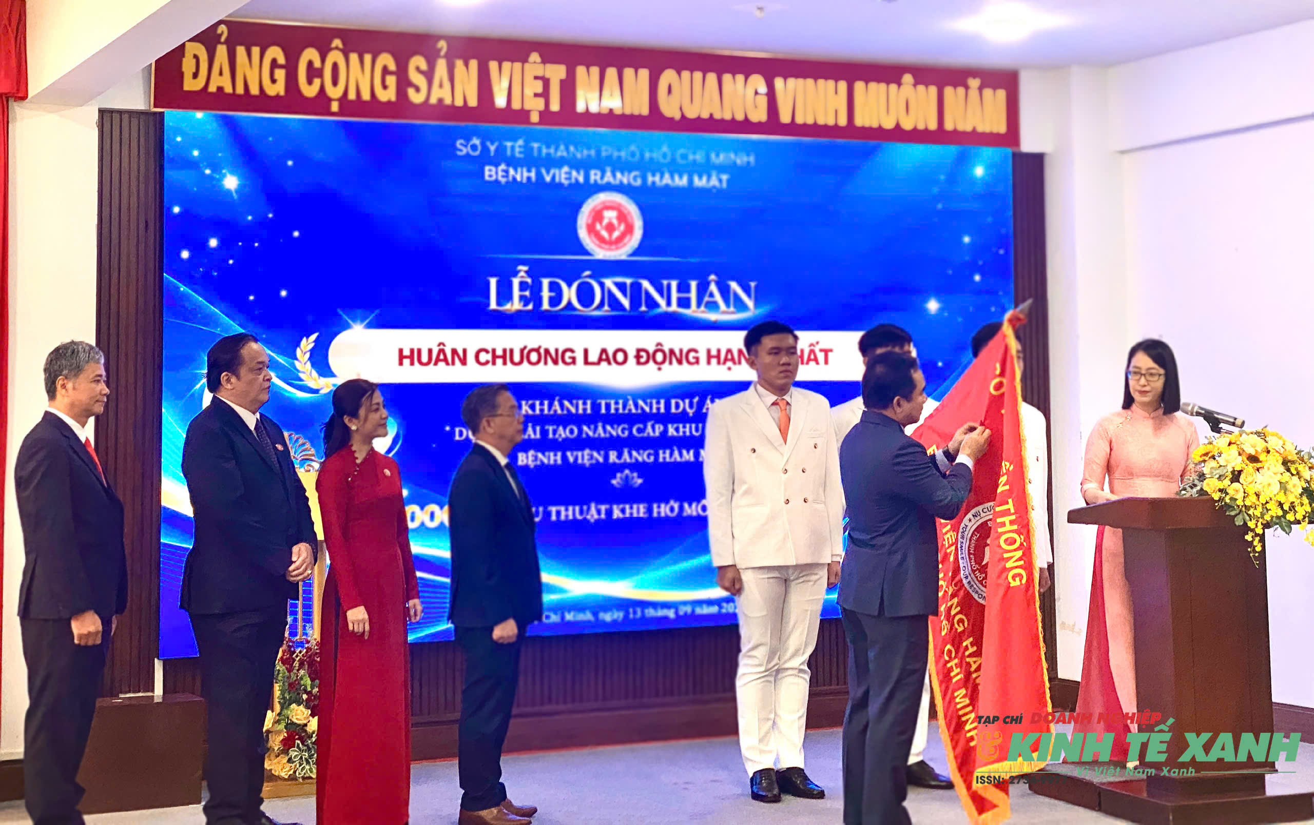 Bệnh viện Răng Hàm Mặt TPHCM đón nhận Huân chương Lao động hạng Nhất. (Ảnh: Võ Nga)