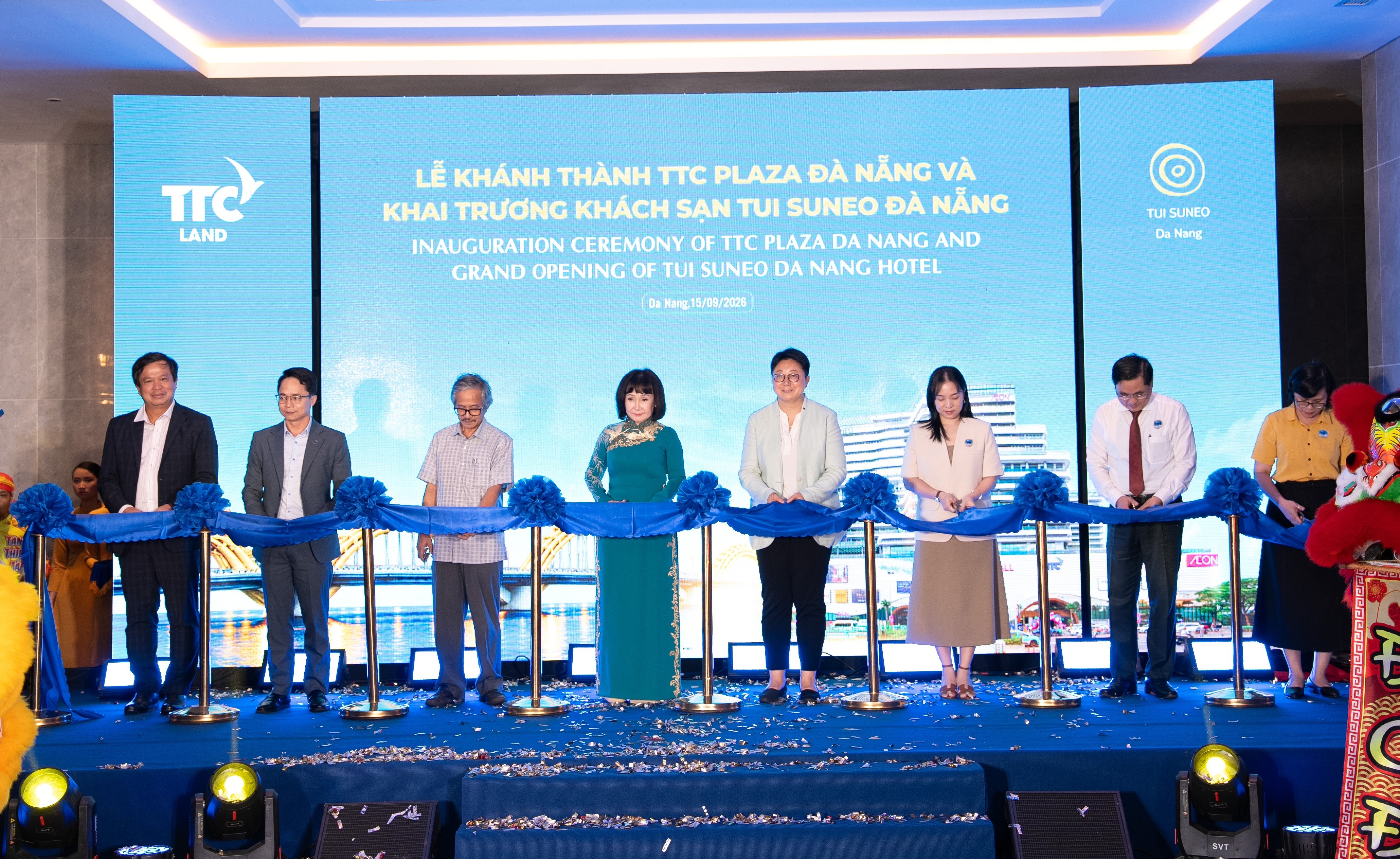 Các đại biểu thực hiện nghi thức cắt băng khánh thành TTC Plaza Đà Nẵng và khai trương Khách sạn TUI SUNEO Đà Nẵng