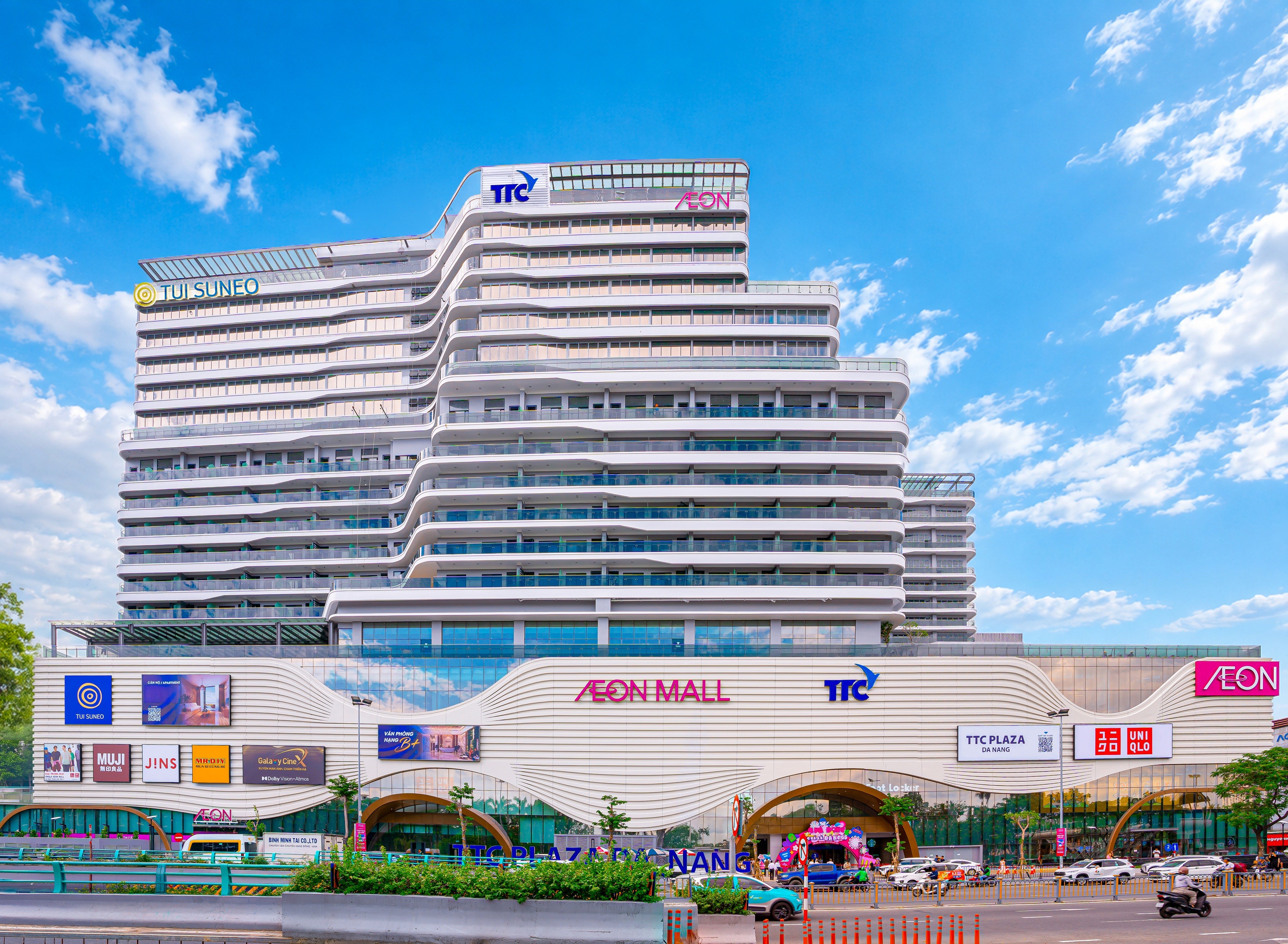 TTC Plaza Đà Nẵng được hình thành với các thương hiệu quốc tế và hệ thống dịch vụ gồm Trung tâm Thương mại AEON MALL Đà Nẵng Thanh Khê, Khách sạn TUI SUNEO Đà Nẵng, căn hộ lưu trú, văn phòng cùng các tiện ích thương mại, dịch vụ, trải nghiệm.