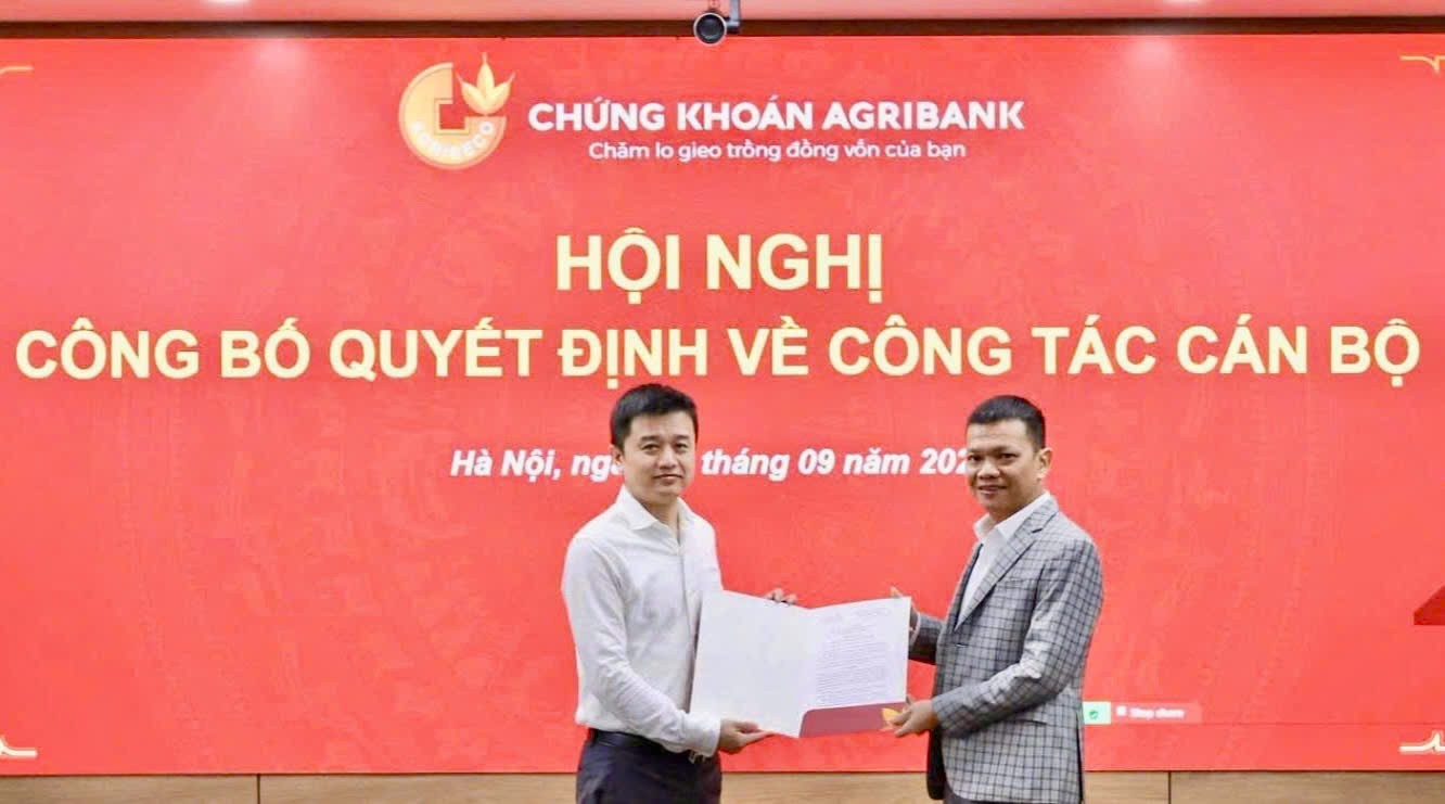 Ông Trương Ngọc Lân (bên trái) nhận quyết định bổ nhiệm Quyền Tổng Giám đốc Agriseco (Ảnh: Agriseco)