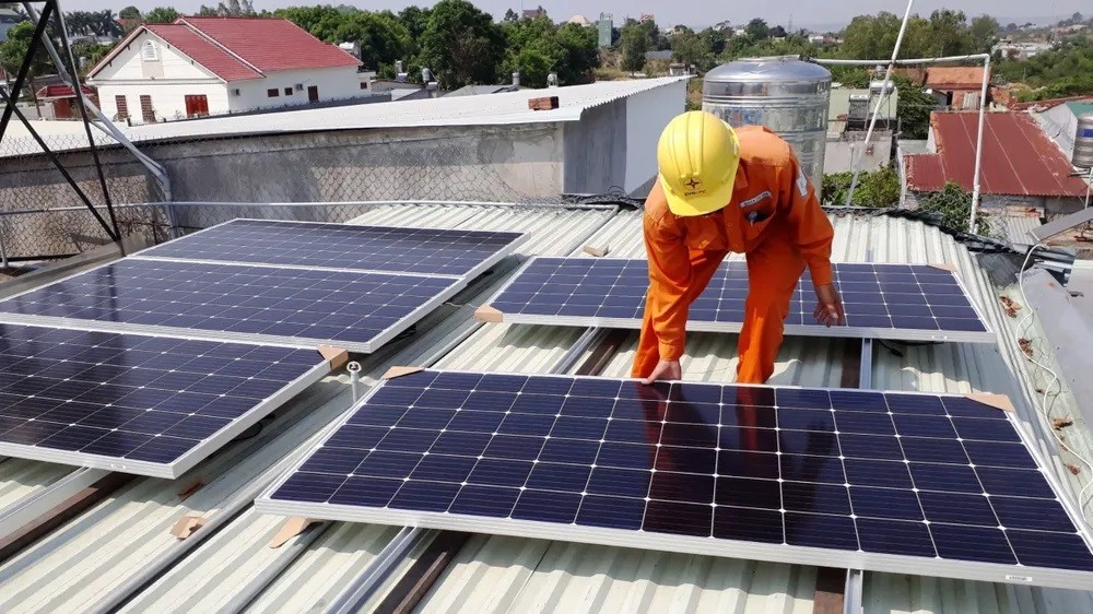 Tính đến hết tháng 7/206, có hơn 11.200 MWp điện mặt trời mái nhà đã được lắp đặt. (Ảnh minh hoạ)